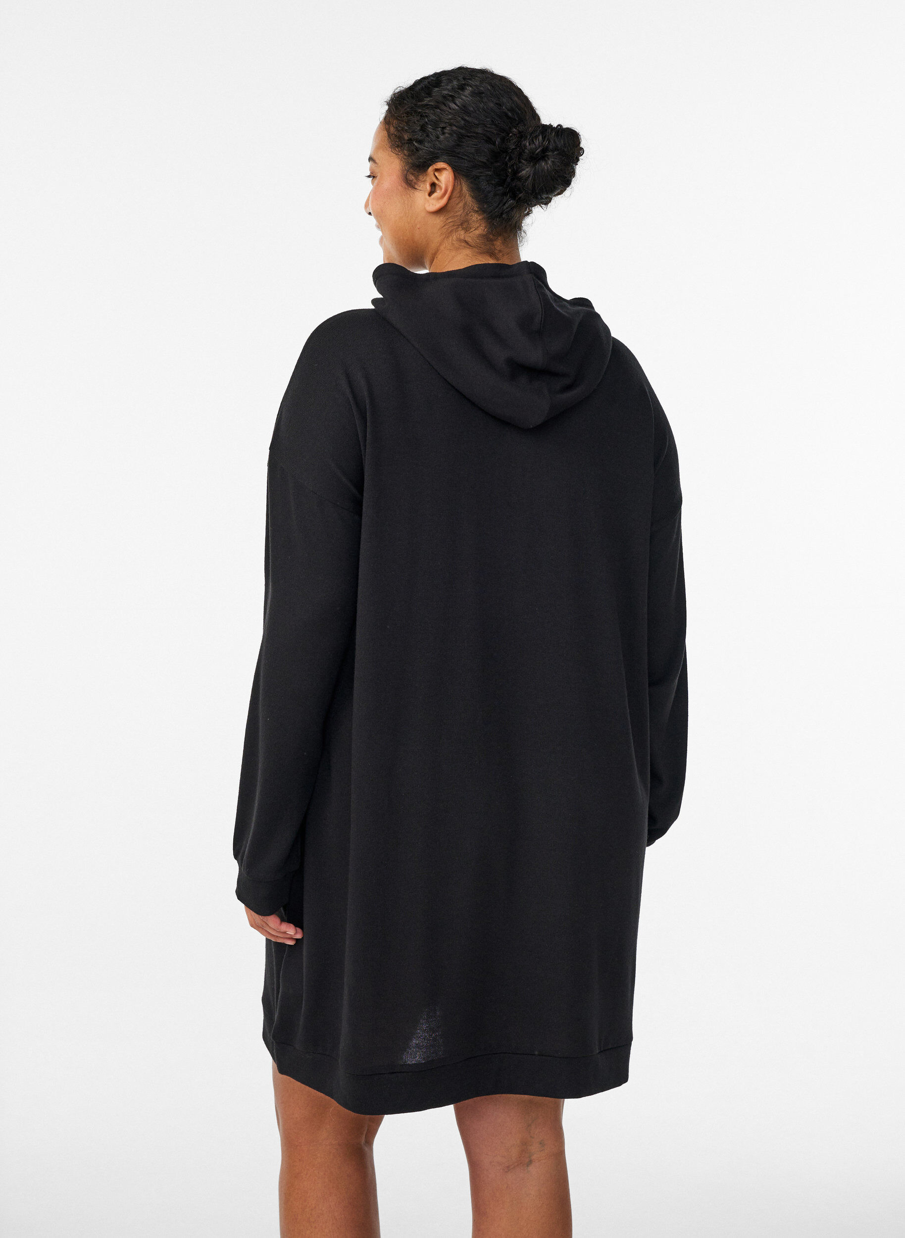 Zizzi Kurzes Hoodie-Kleid mit K&auml;ngurutasche, Schwarz, Model image number 2