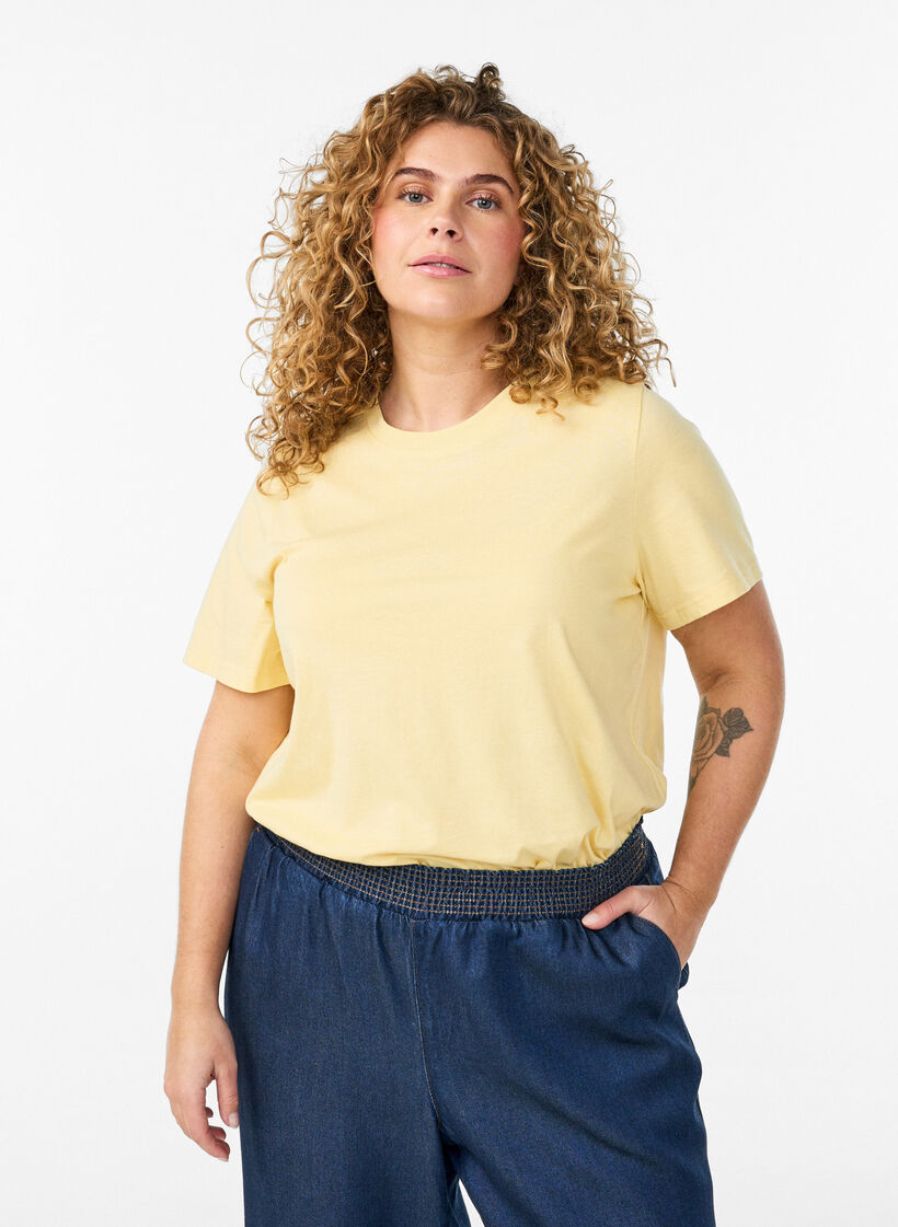 Basic T-Shirt aus Baumwolle mit Rundhalsausschnitt, Gelb, Model image number 0