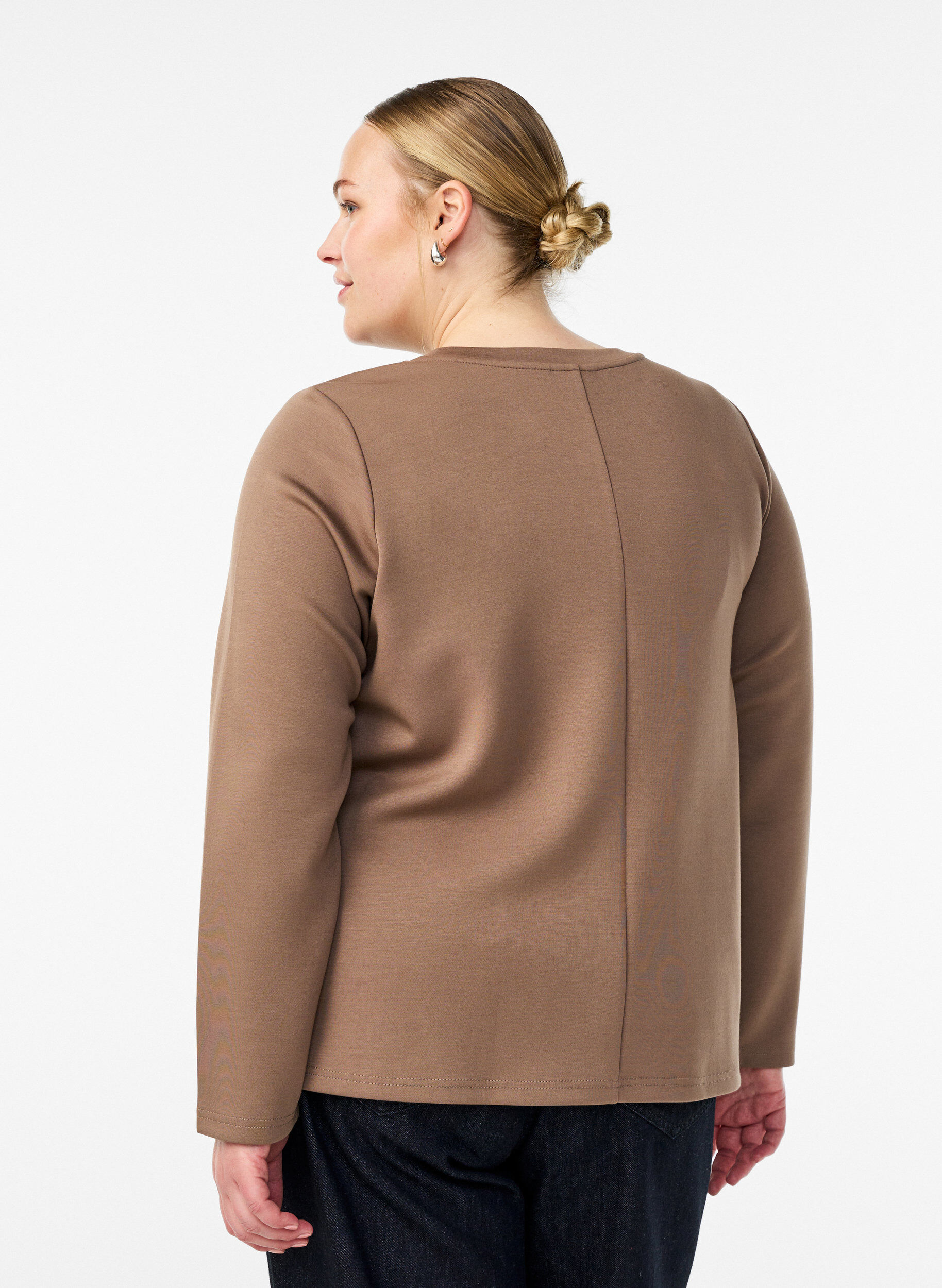 Zizzi Bluse aus Jersey mit Rundhalsausschnitt, Braun, Model image number 2