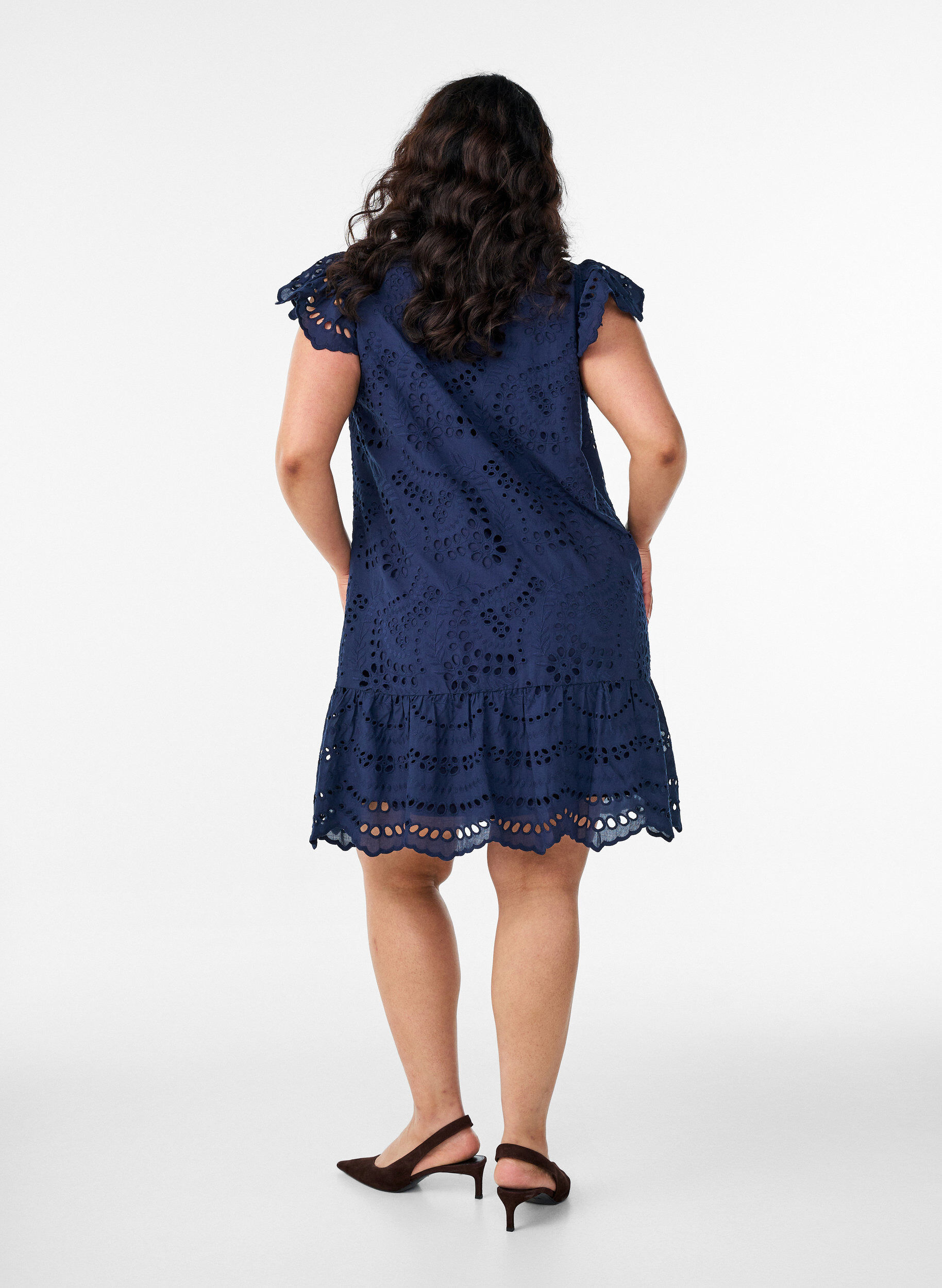 Zizzi Kleid aus Broderie Anglaise mit R&uuml;schen&auml;rmeln, Blau, Model image number 2