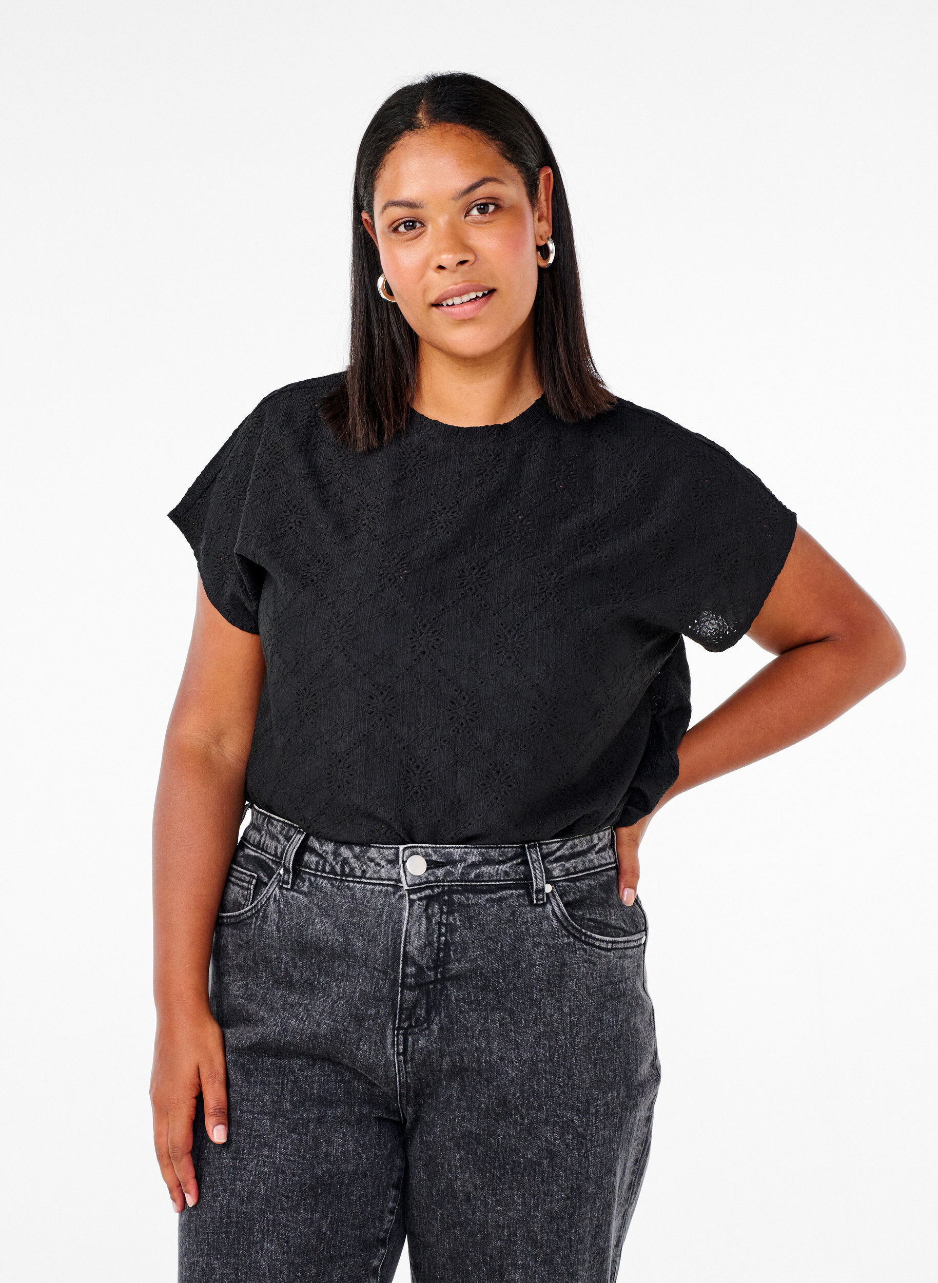 Zizzi Bluse mit kurzen &Auml;rmeln und floralen Stickereien, Black, Model image number 0