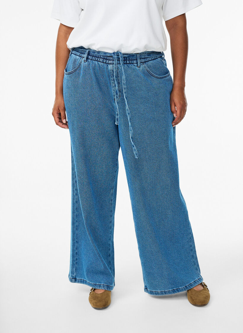Jeans mit lockerer Passform, elastischem Bund und Tunnelzug, Blau, Model