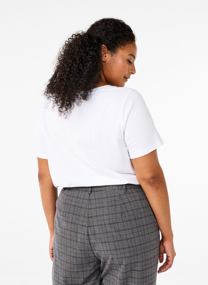 Einfarbiges basic T-Shirt aus Baumwolle, Wei&szlig;, Model image number 2