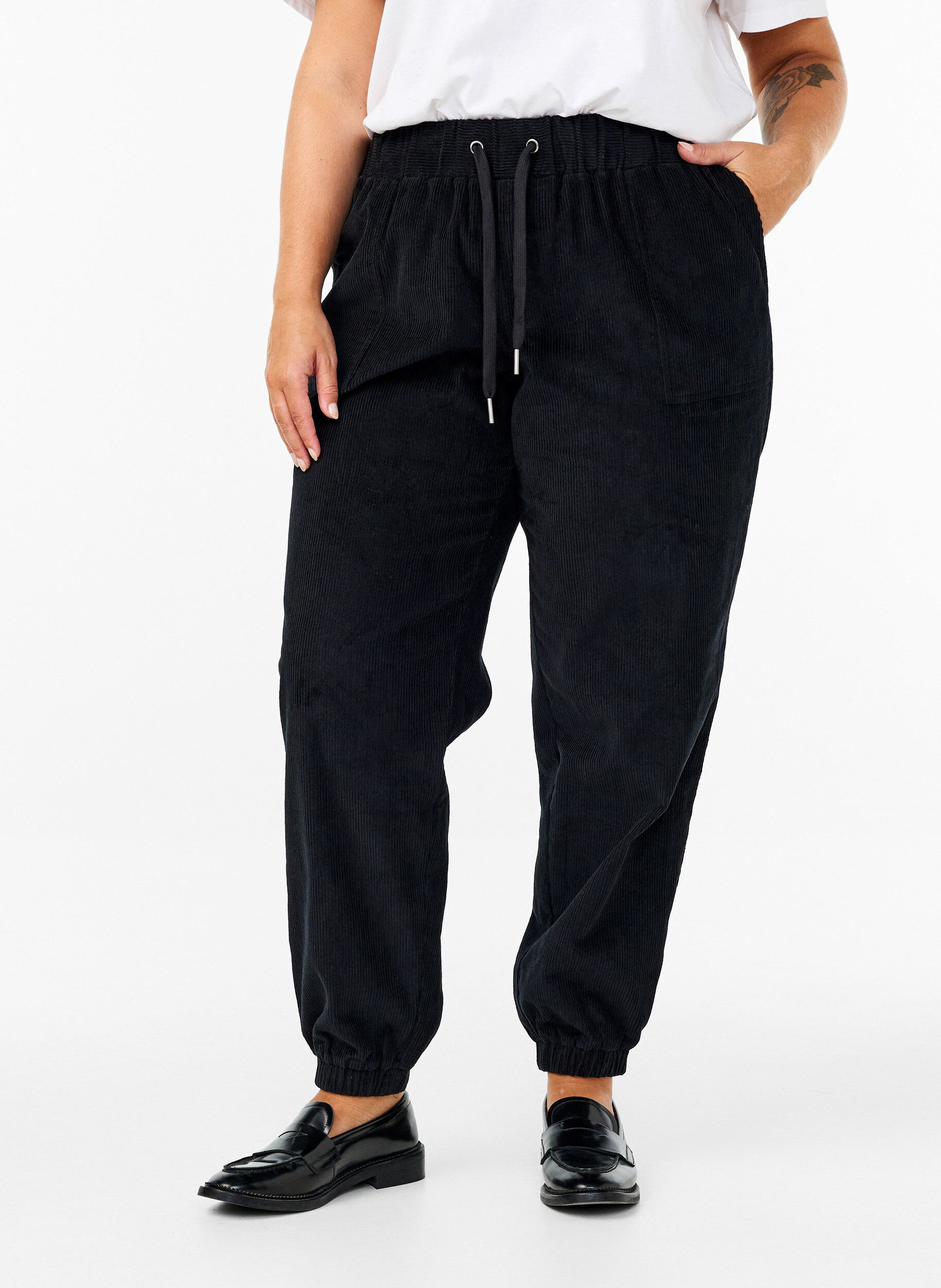 Zizzi Cordhose mit elastischem Bund., Schwarz, Model image number 2
