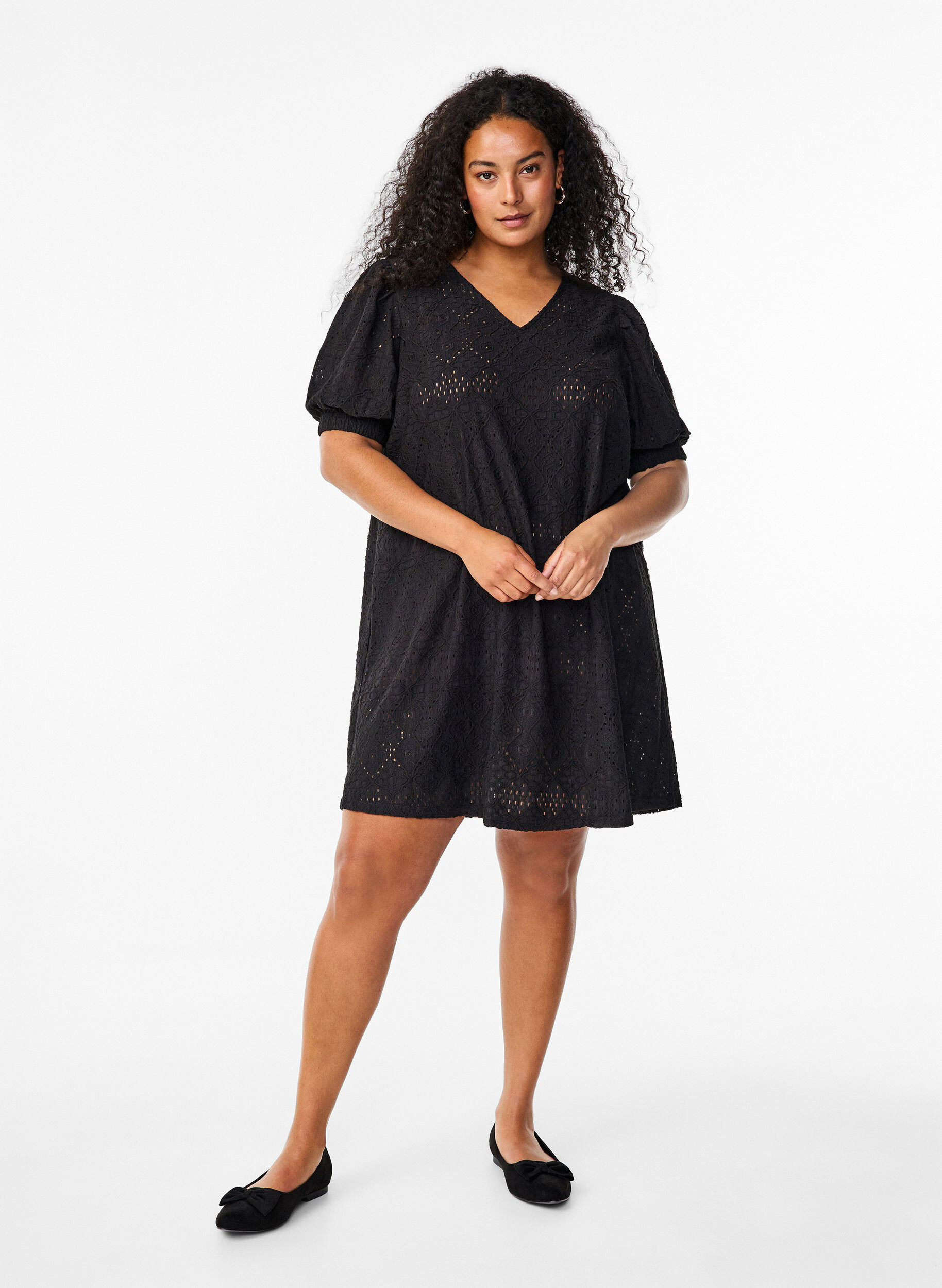 Zizzi Kurzes Kleid mit V-Ausschnitt und Lochmuster, Black, Model image number 2