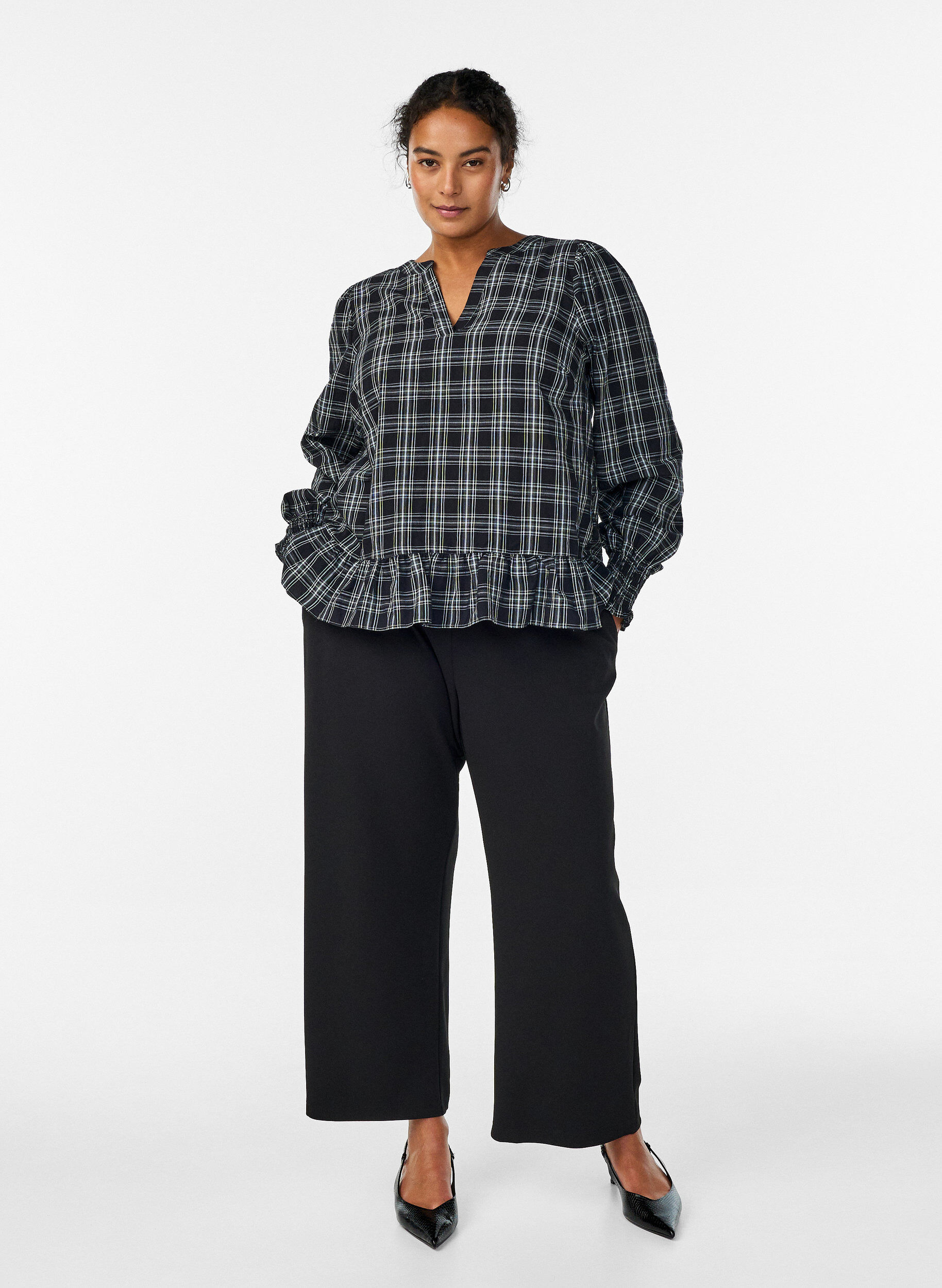 Zizzi Bluse mit Karomuster und R&uuml;schendetails, Schwarz, Model image number 1