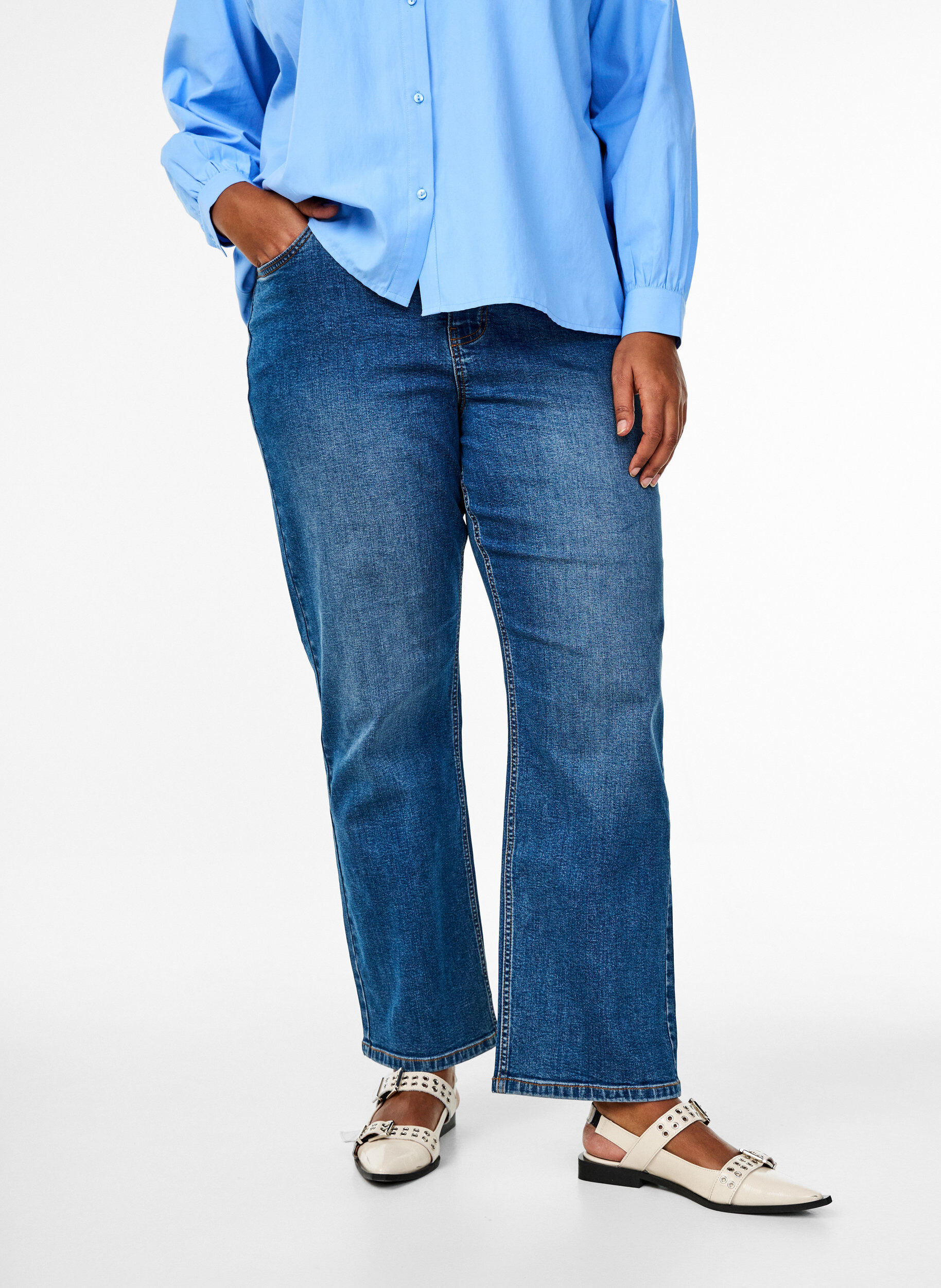 Zizzi Gemma Jeans mit hoher Taille in Regular Fit, Blau, Model image number 2