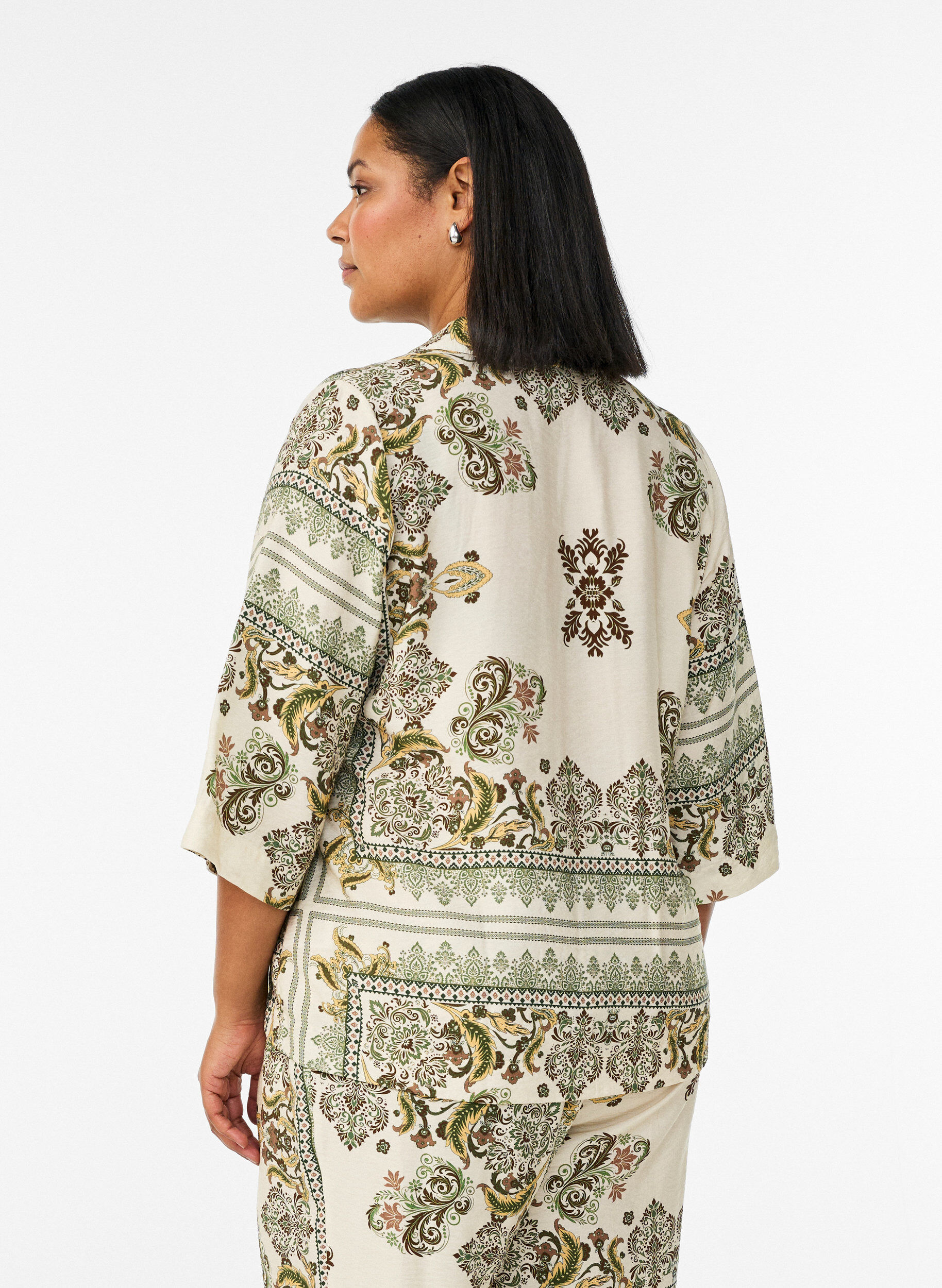 Zizzi Gemusterte Bluse aus Viskose mit 3/4-&Auml;rmeln, Gr&uuml;n, Model image number 2