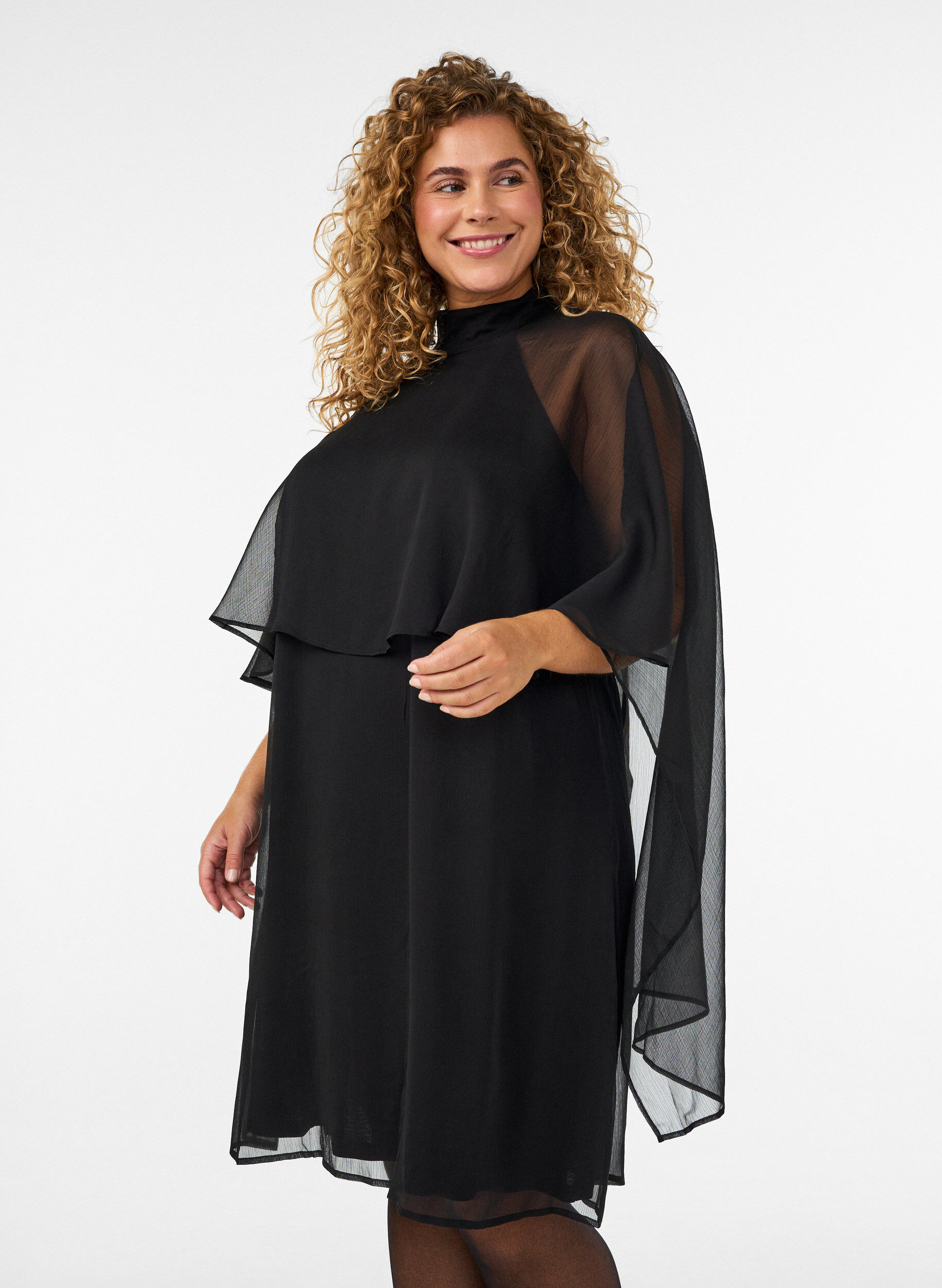 Knielanges Kleid aus Chiffon mit transparentem Cape, Schwarz, Model
