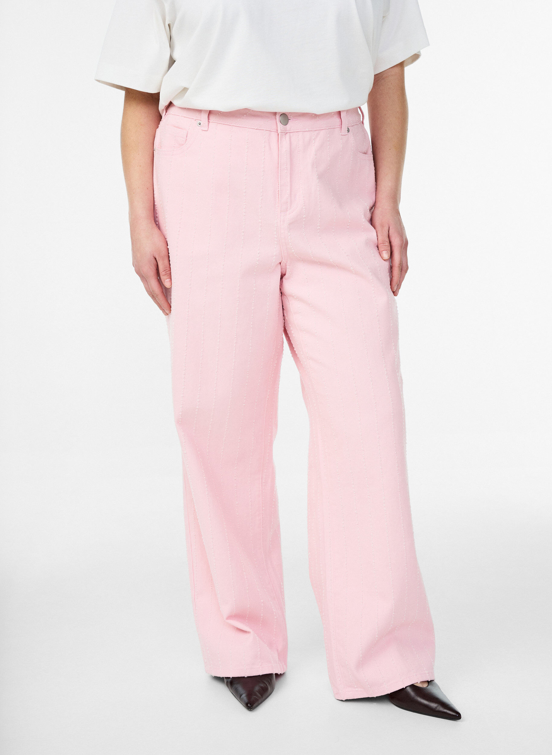 Zizzi Myra Jeans aus farbigem Denim mit weiter Passform und strukturiertem Muster, Rot, Model image number 2