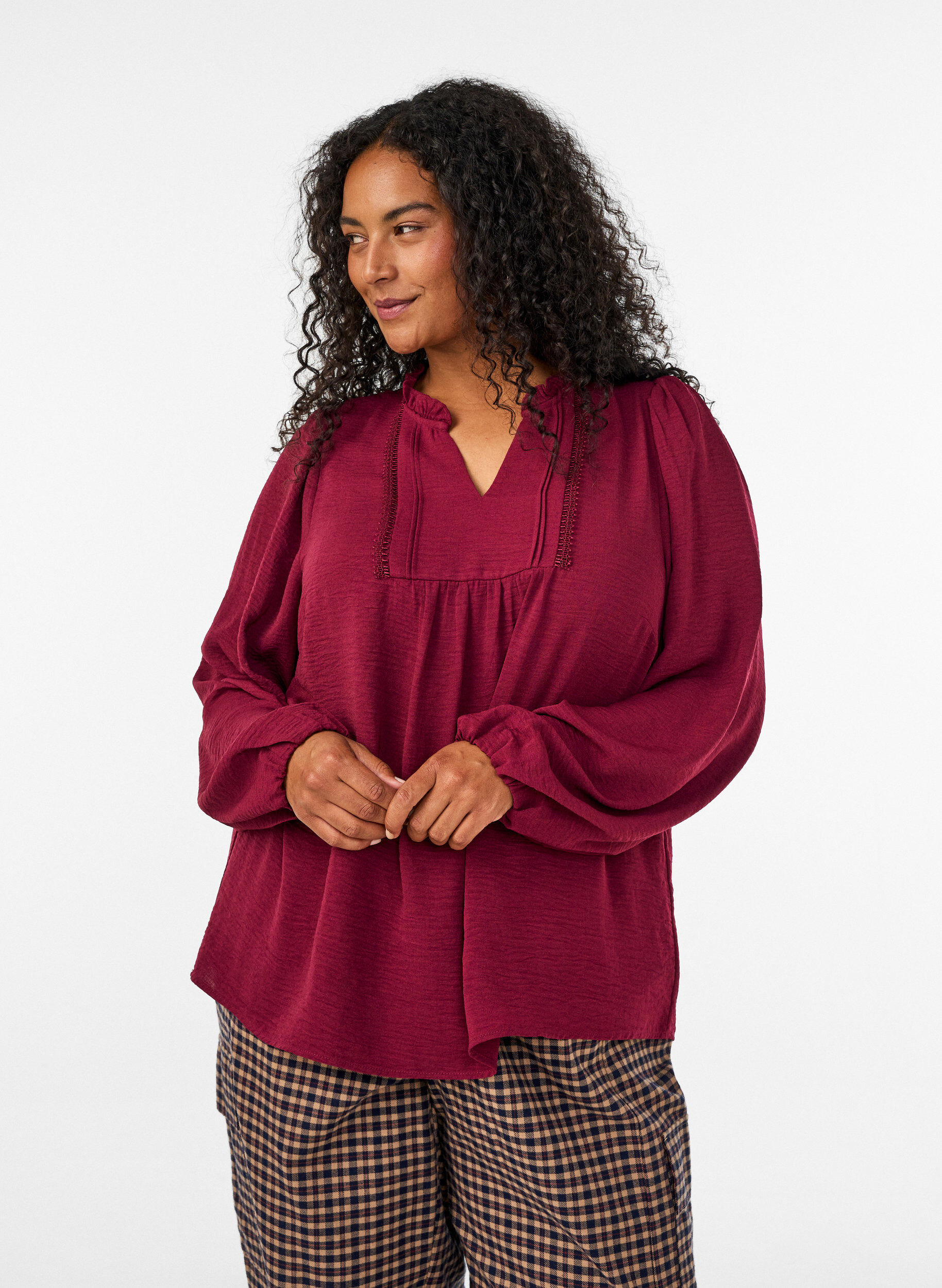 Bluse mit V-Ausschnitt und H&auml;kelband, Rot, Model