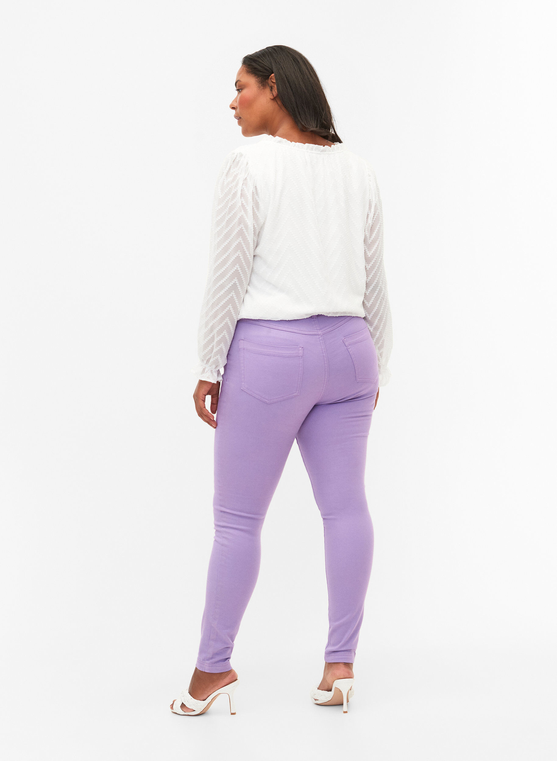 Zizzi Hochtaillierte Amy jeans in Super Slim Fit, Chalk Violet, Model image number 1