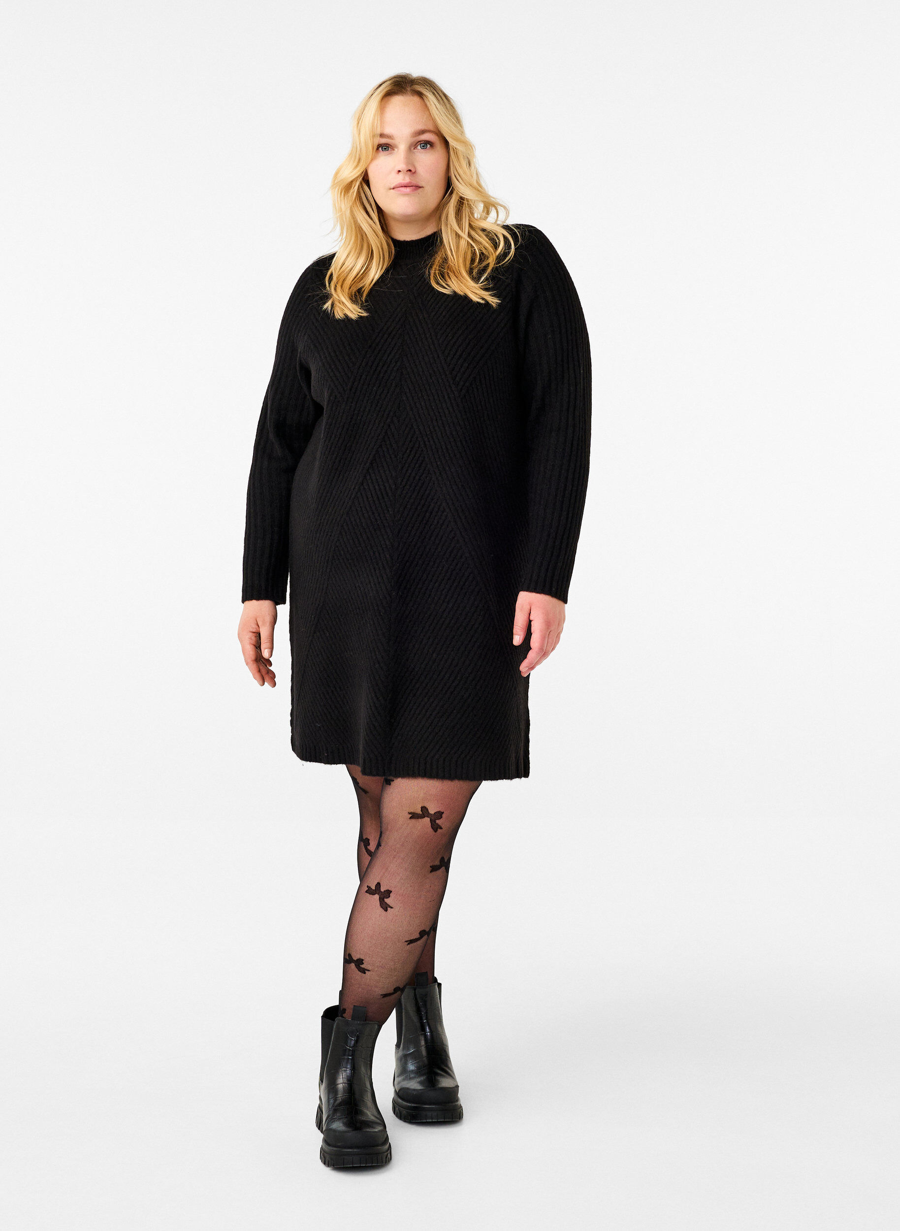 Zizzi Kurzes Rippstrickkleid mit Rundhalsausschnitt, Black, Model image number 2