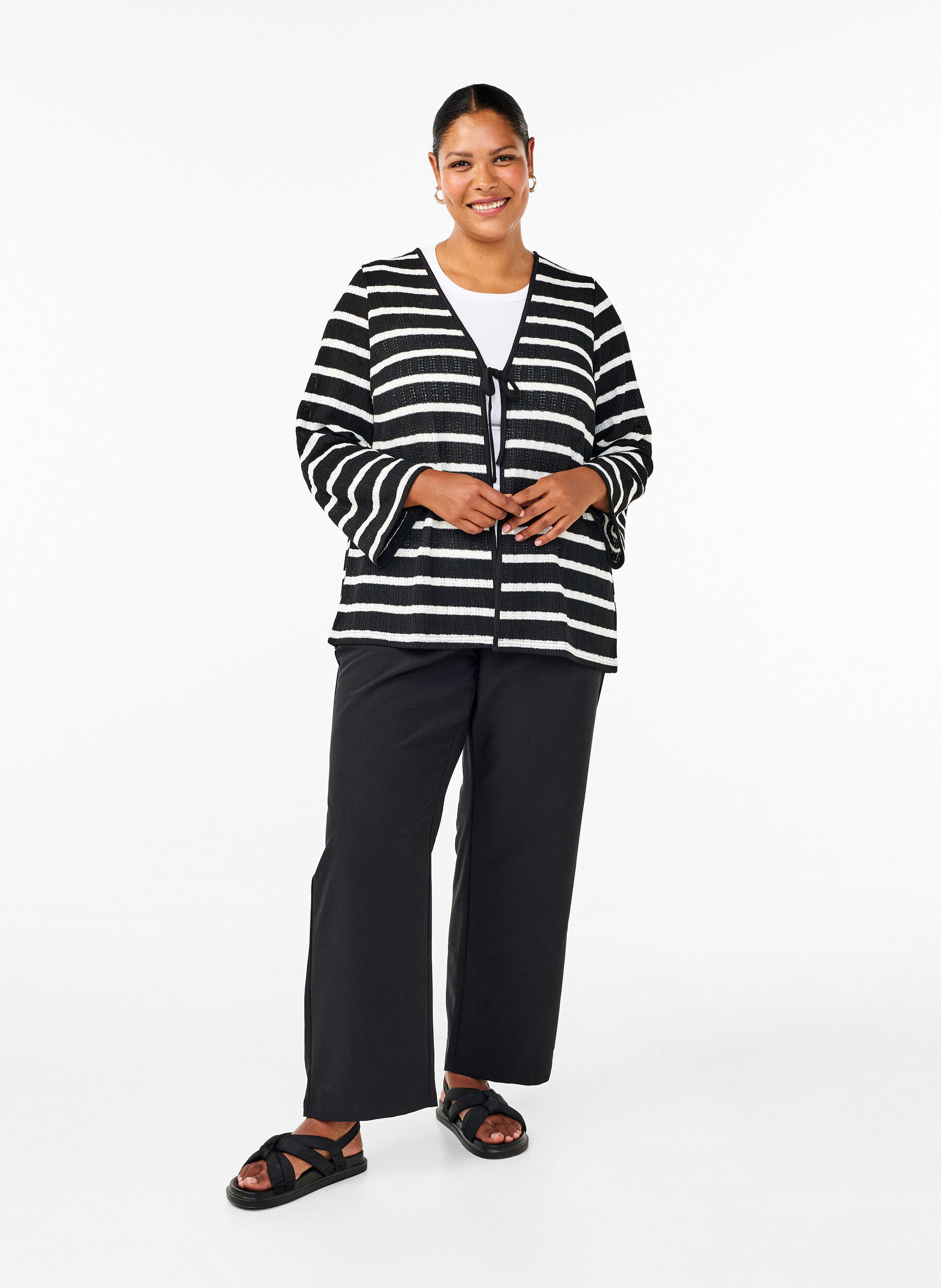Zizzi Strickjacke mit Bindeb&auml;ndchen, Black White stripe, Model image number 2
