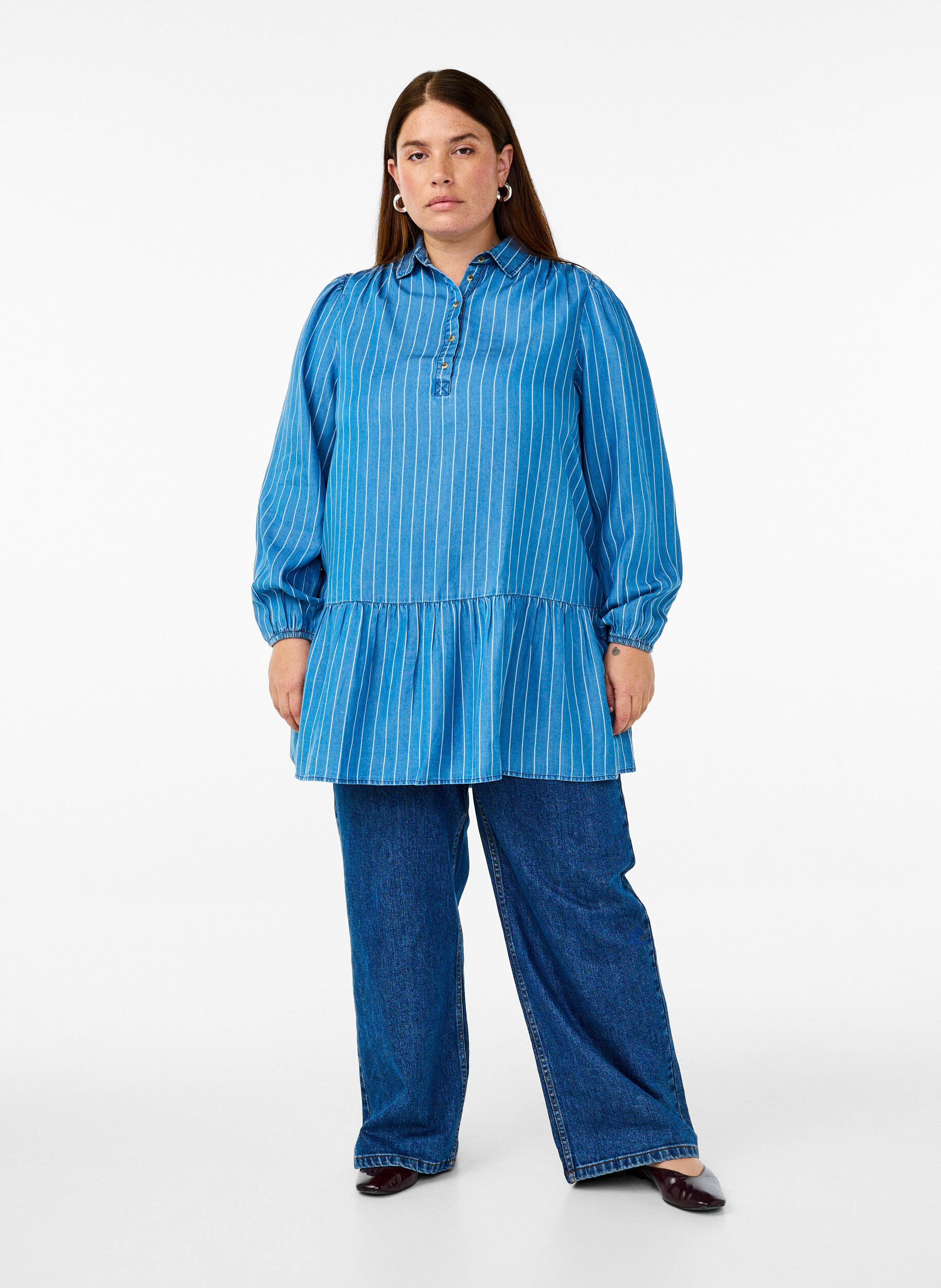 Zizzi Gestufte Tunika aus TENCEL&trade;-Denim mit Streifenmuster, Blau, Model image number 1