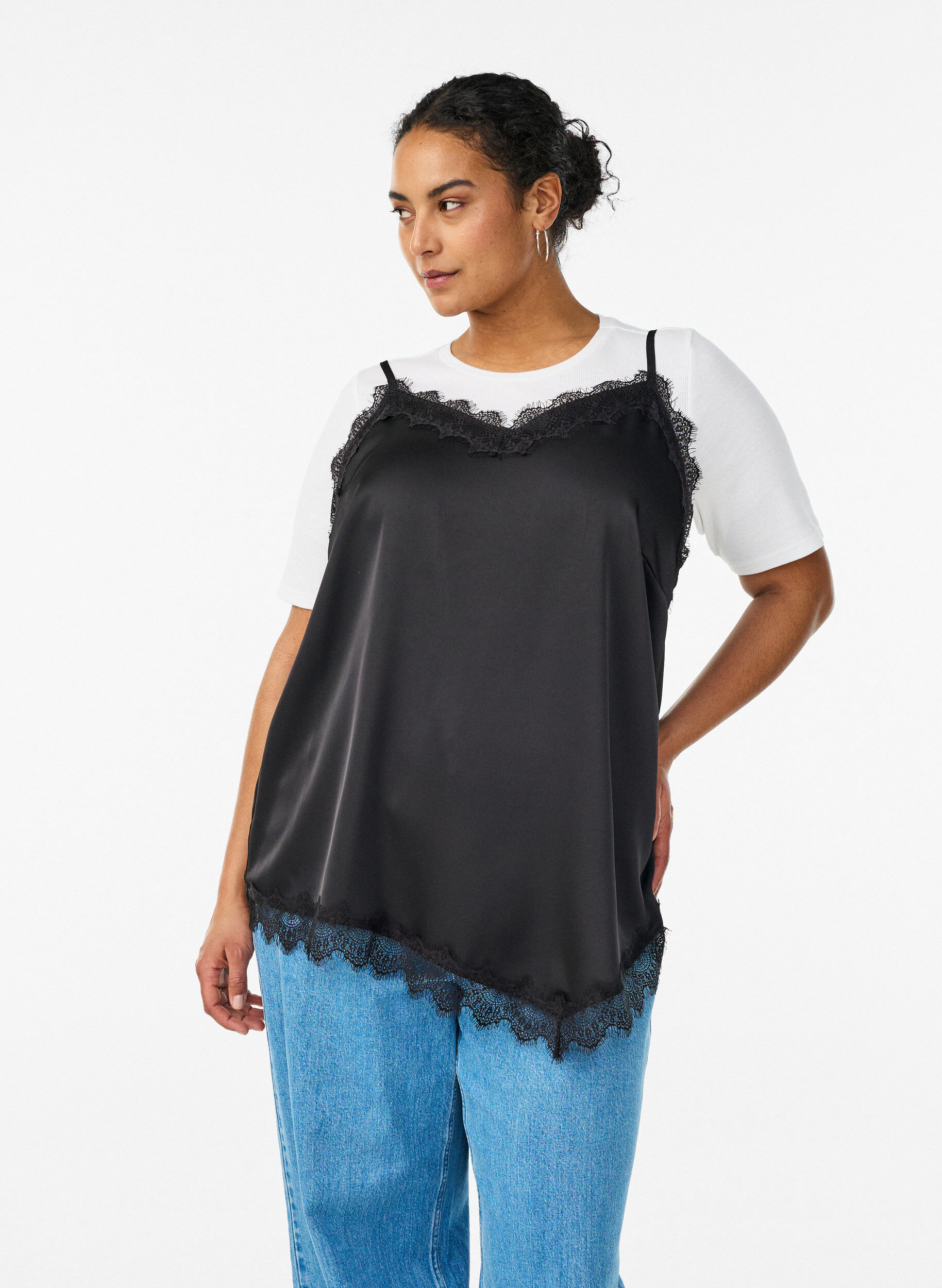 Zizzi Top aus Satin mit Spitzen und asymmetrischem Saum, Schwarz, Model image number 0