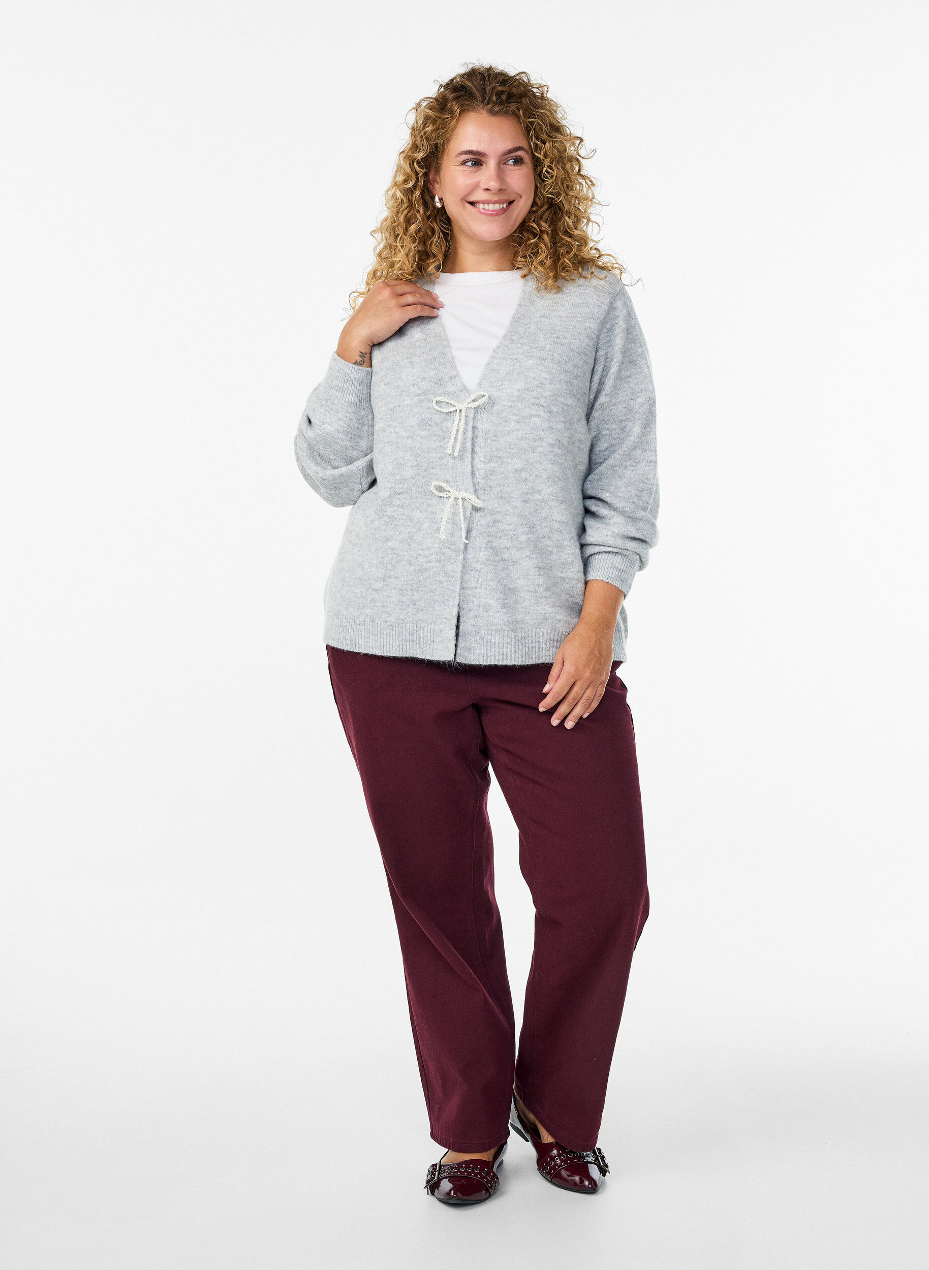 Zizzi Strickjacke mit Perlmuttkn&ouml;pfen, Grau, Model image number 1