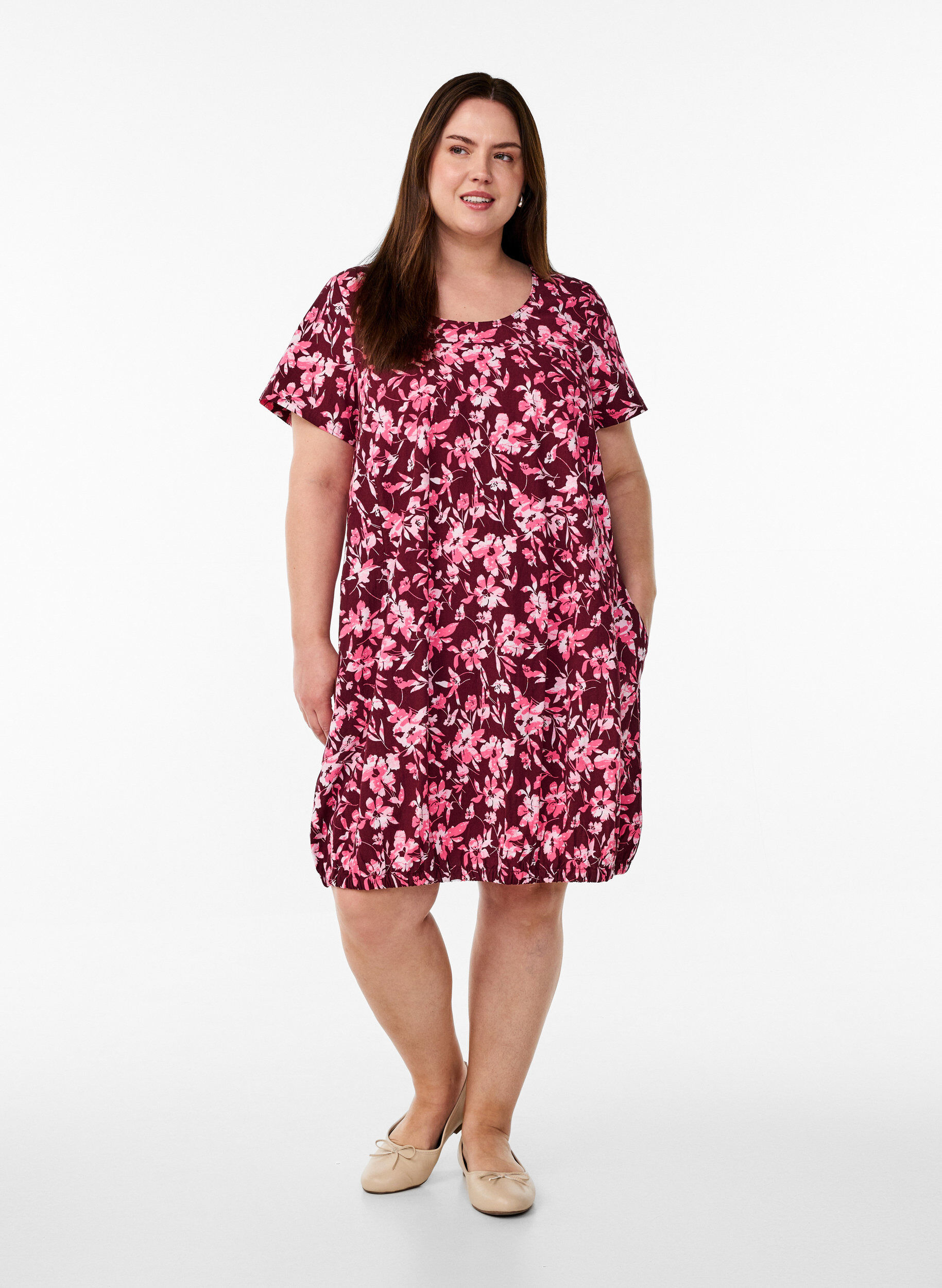 Zizzi Kurz&auml;rmliges Baumwollkleid mit Aufdruck, Dunkles Bordeaux, Model image number 1