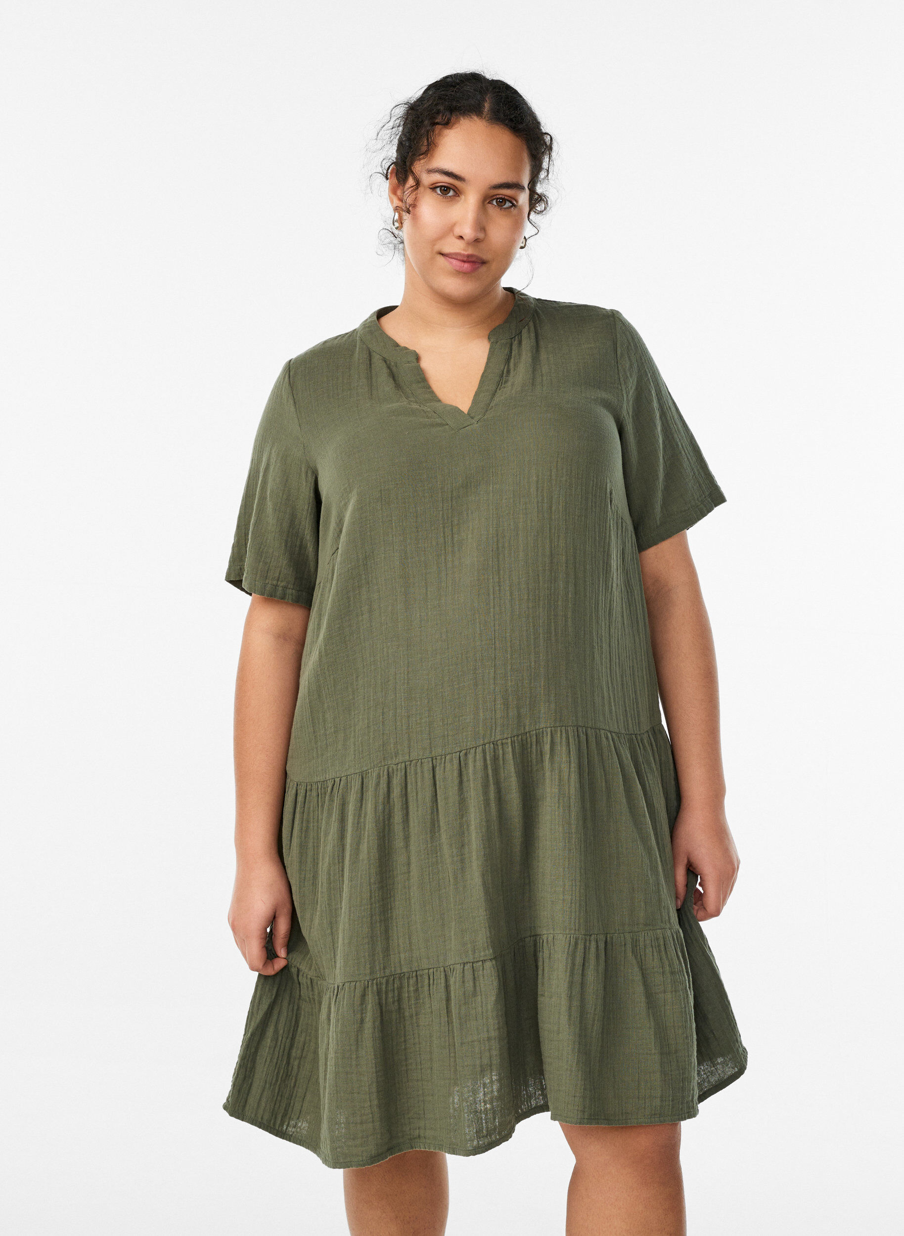 Kurzes A-Linien-Kleid aus Baumwollmusselin, Gr&uuml;n, Model