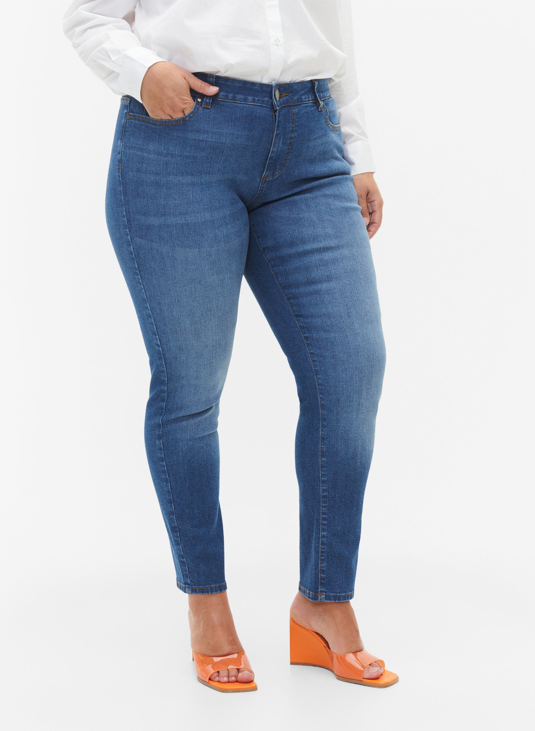 Zizzi Emily Jeans mit regul&auml;rer Taille und schlankem Schnitt, Blue denim, Model image number 2