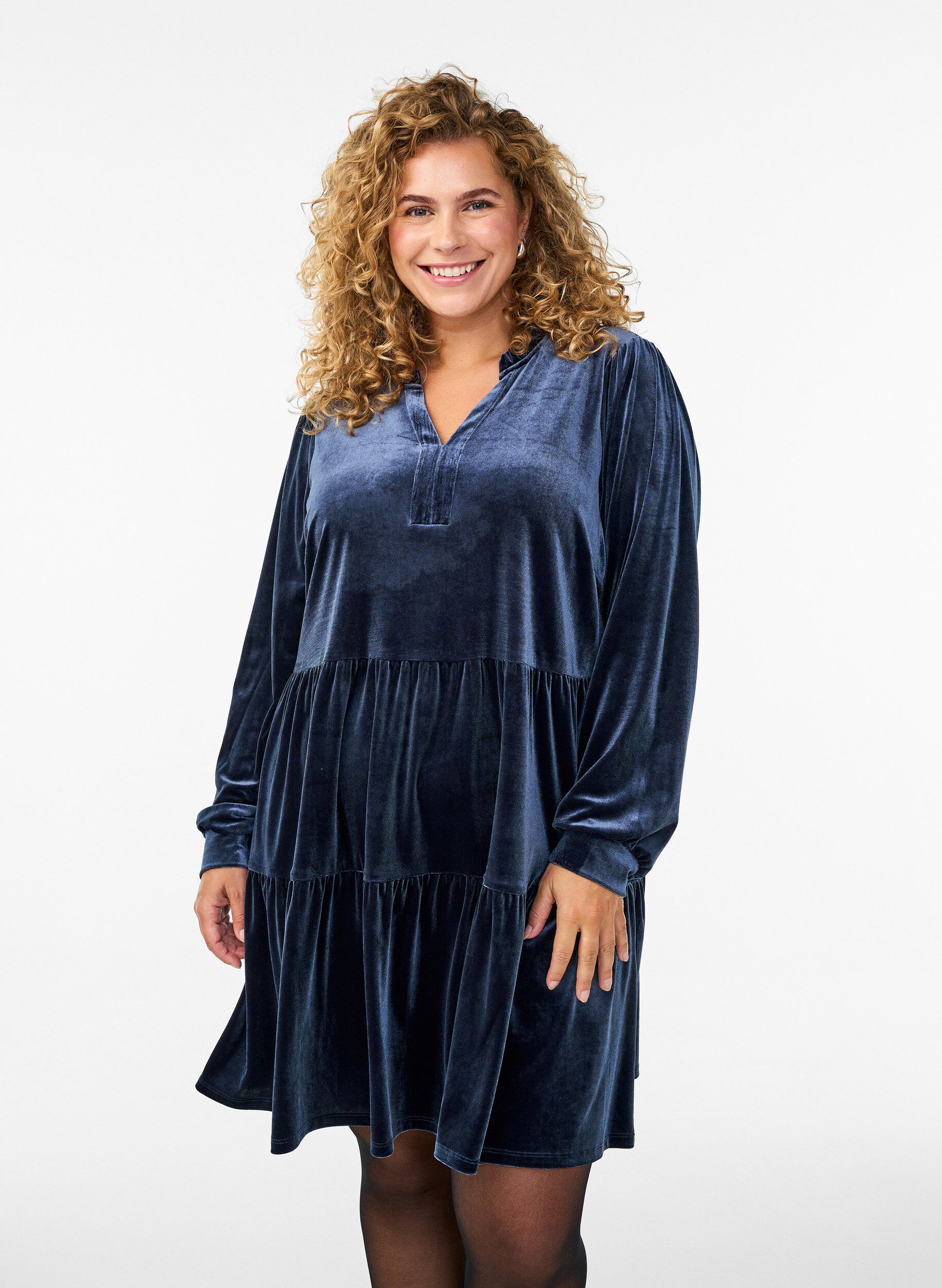 Kurzes Kleid aus Velours mit R&uuml;schenkragen und langen &Auml;rmeln, Blau, Model