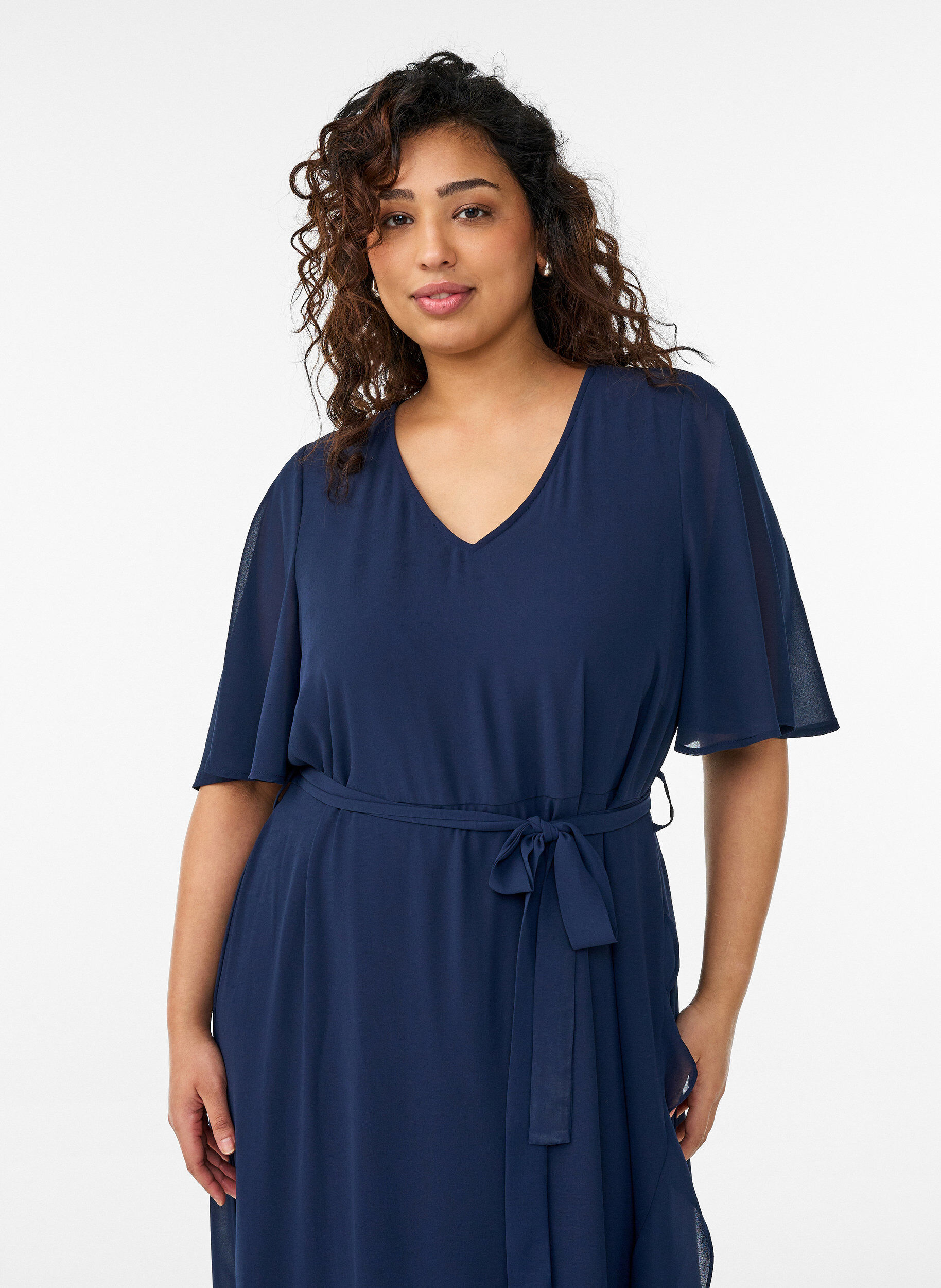 Zizzi Maxikleid aus Chiffon mit V-Ausschnitt und R&uuml;schensaum, Blau, Model image number 2