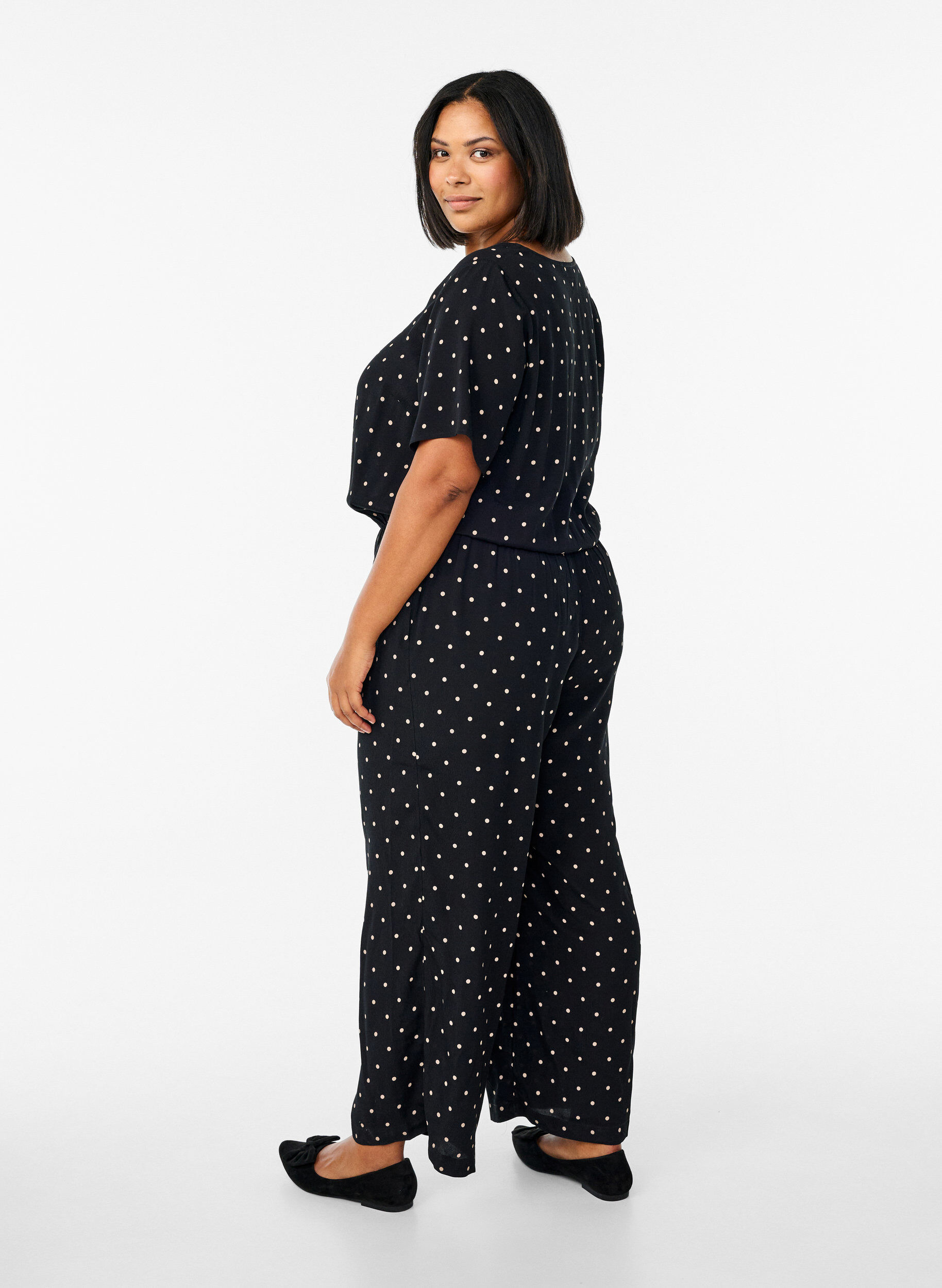 Zizzi Jumpsuit mit Punkten und kurzen &Auml;rmeln, Schwarz, Model image number 1