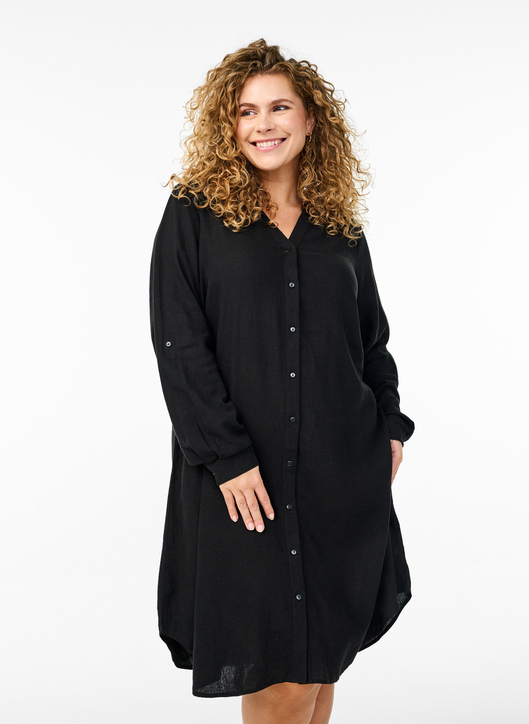 Lange Bluse aus Leinen und Viskose, Schwarz, Model