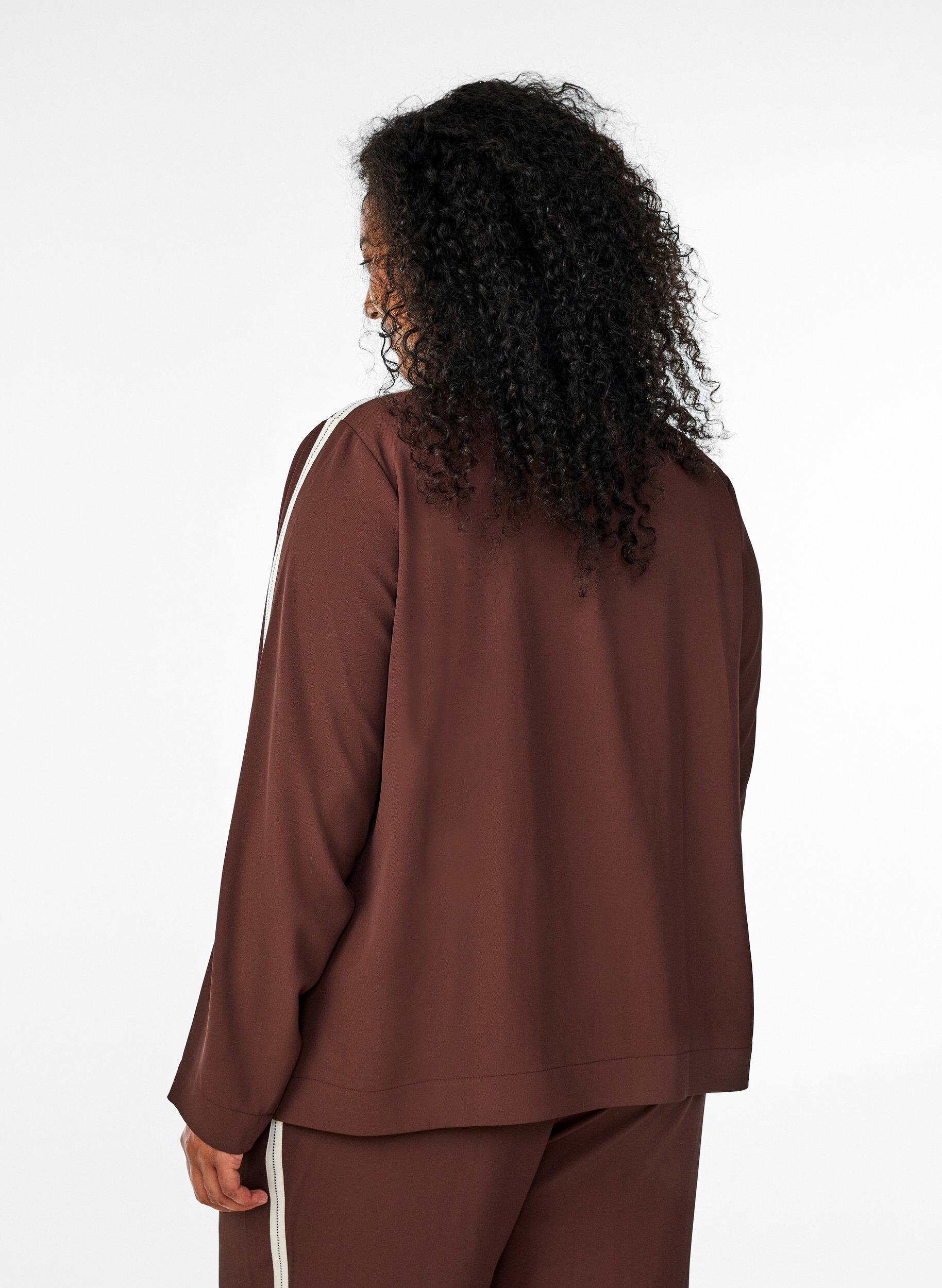 Zizzi Trainingsjacke mit sportlichen Details und Rei&szlig;verschluss, Braun, Model image number 2