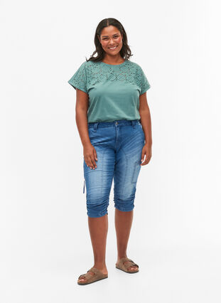 Lockeres T-Shirt mit Broderie anglaise, Sea Pine, Model image number 2