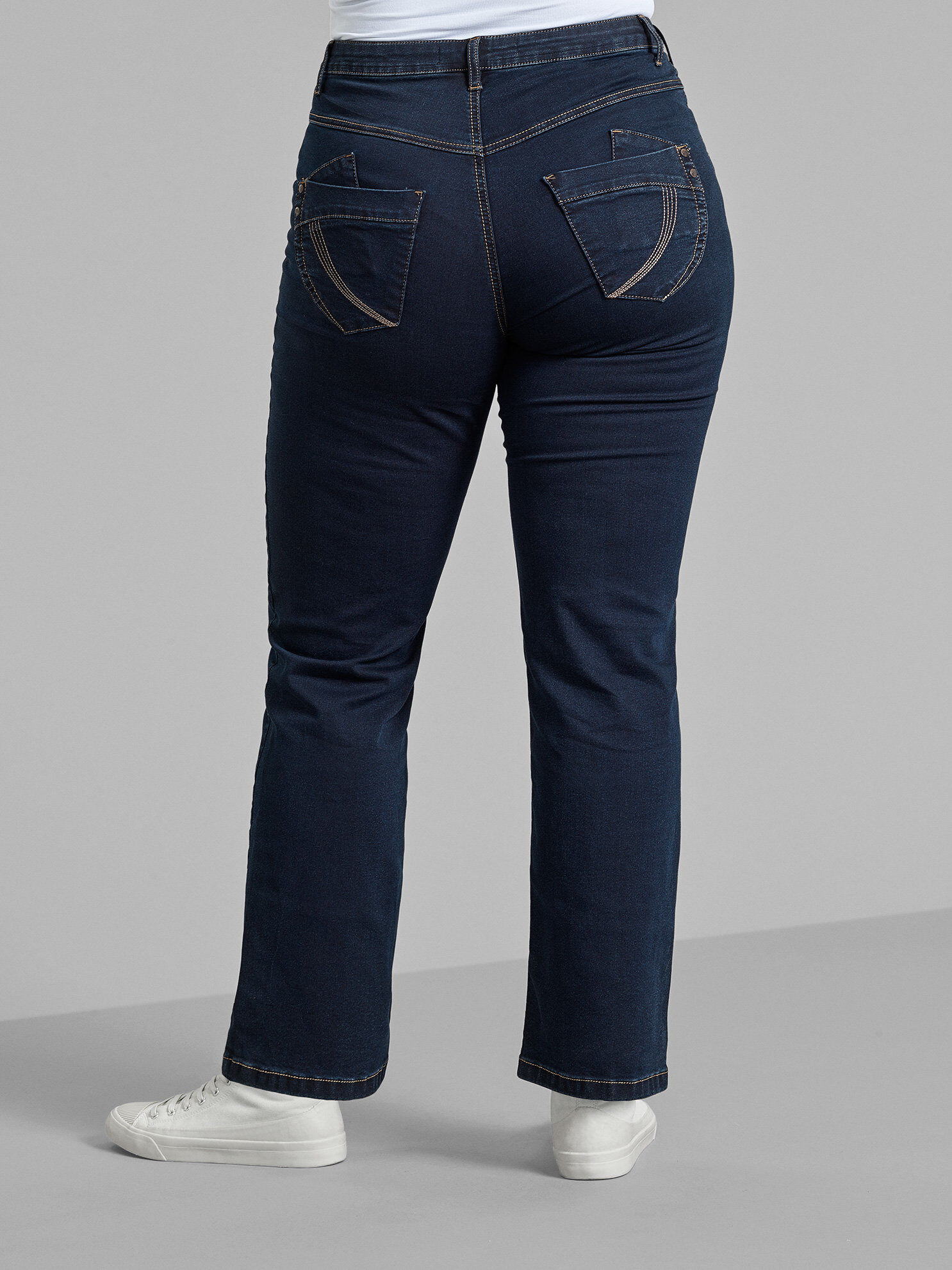 Zizzi Regular Fit Gemma Jeans mit hoher Taille, Blau, Model image number 3
