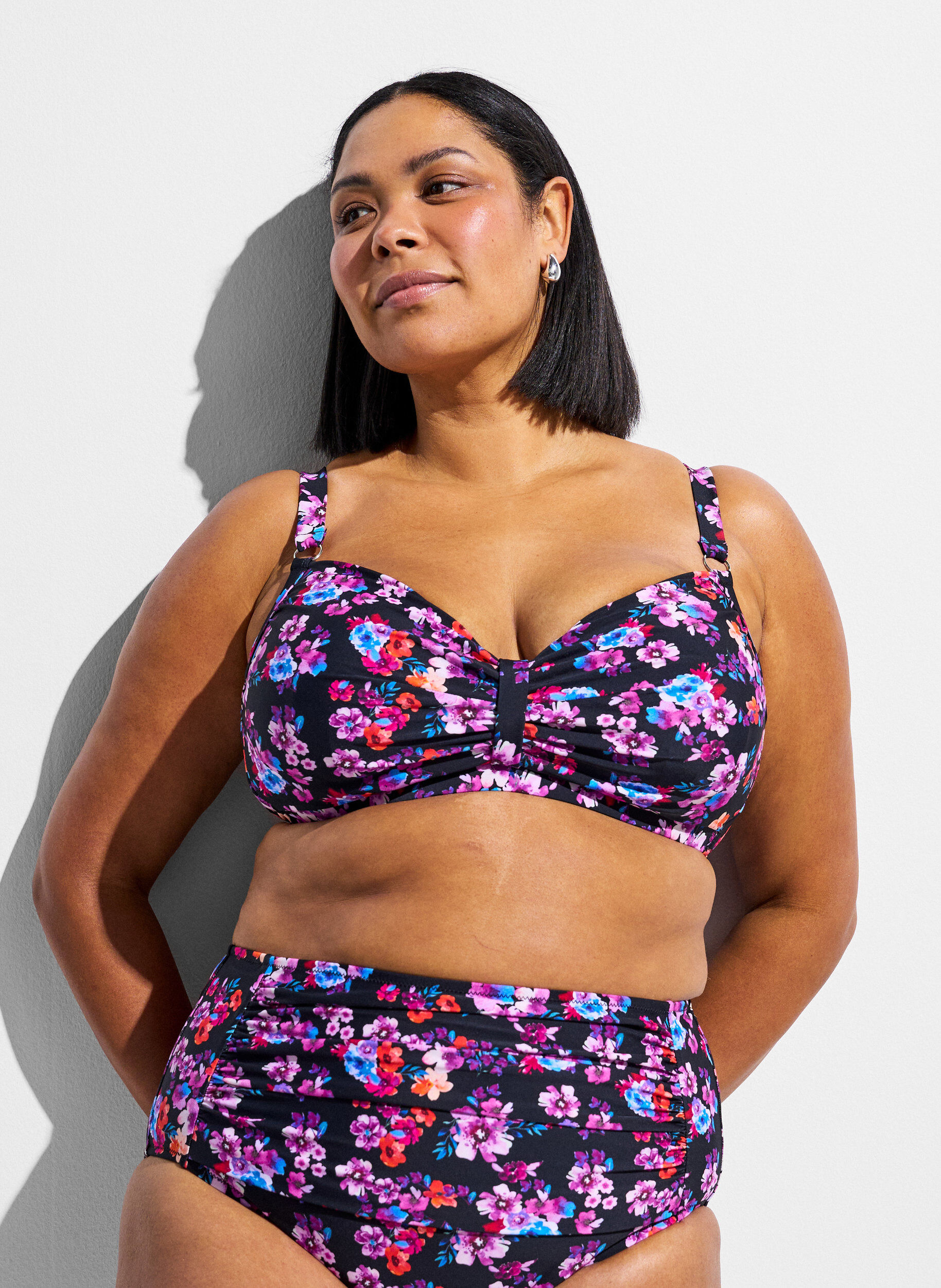 Bikinioberteil mit B&uuml;gel und Muster, Lila, Model