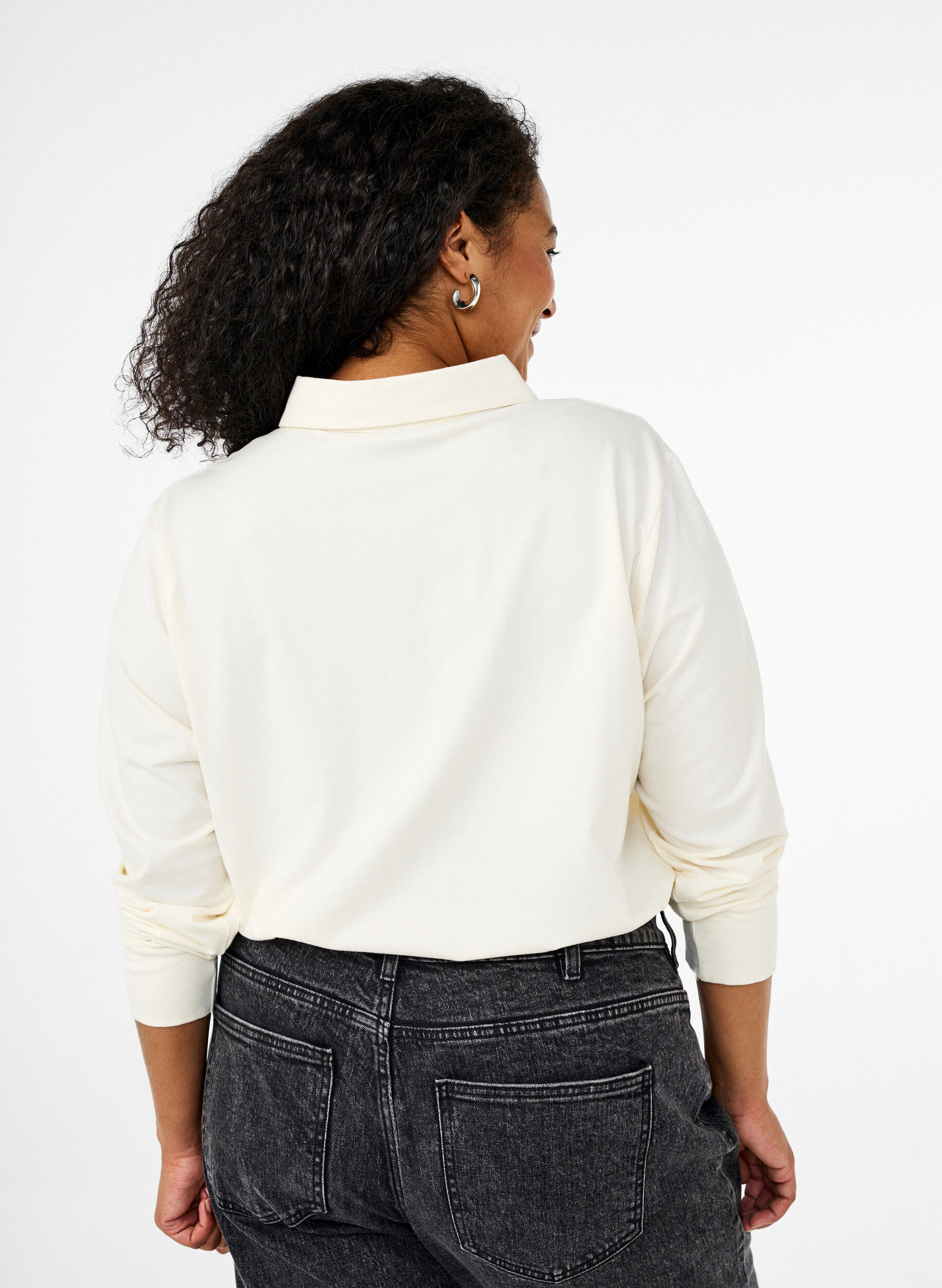 Zizzi Langarm-Poloshirt mit Streifen, Vanille, Model image number 2