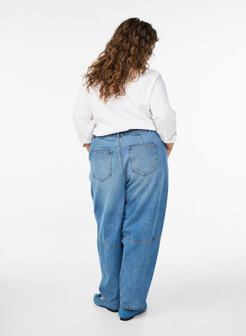 Hoch taillierte Barrel-Jeans, Blau, Model