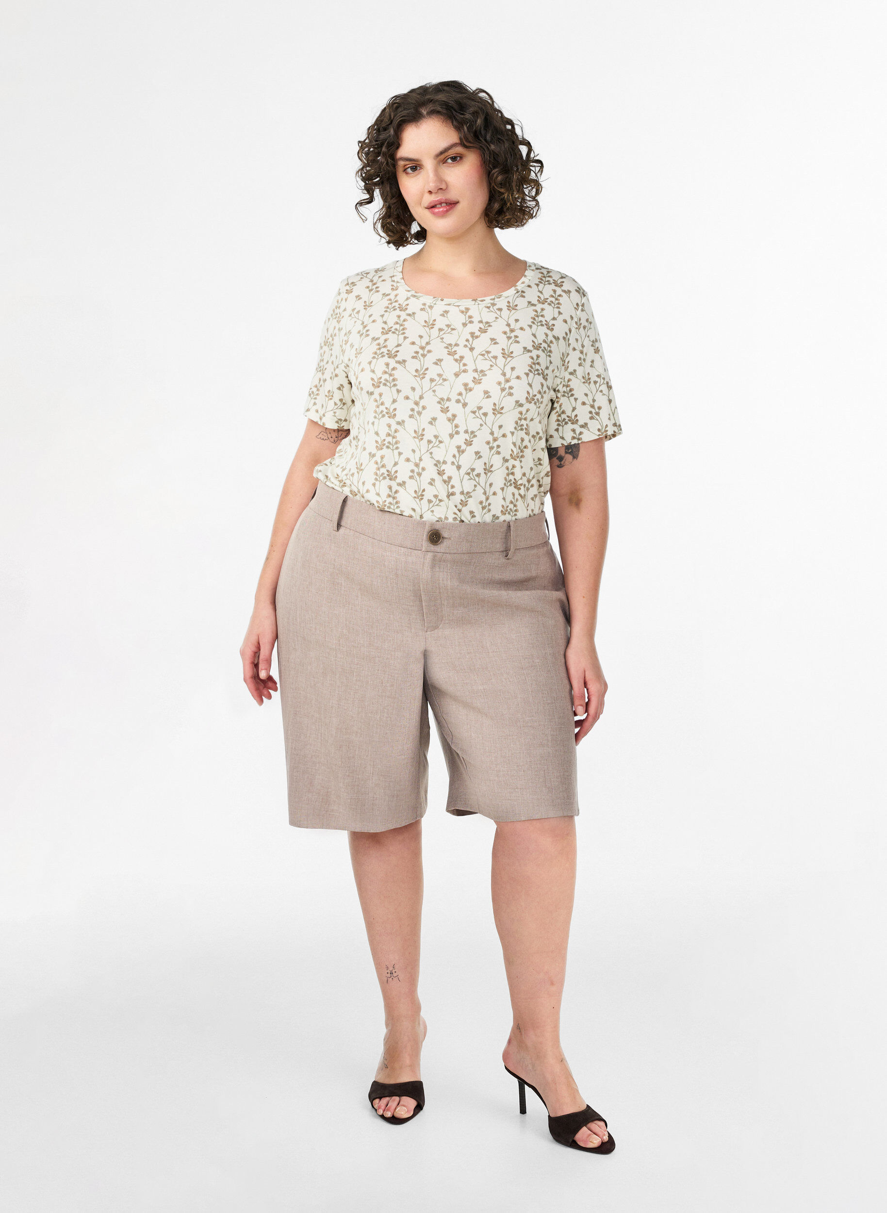 ZizziT-Shirt mit floralem Print, Vanille, Model image number 1