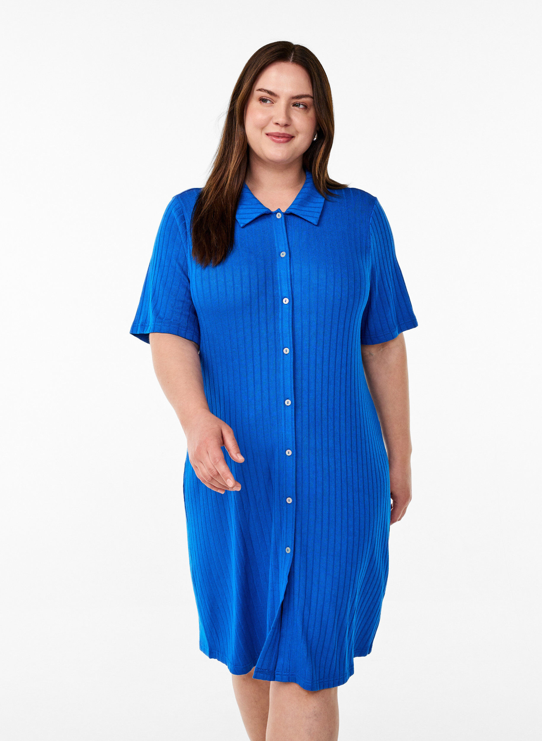 Jerseykleid mit kurzen &Auml;rmeln in Kniel&auml;nge, Blau, Model