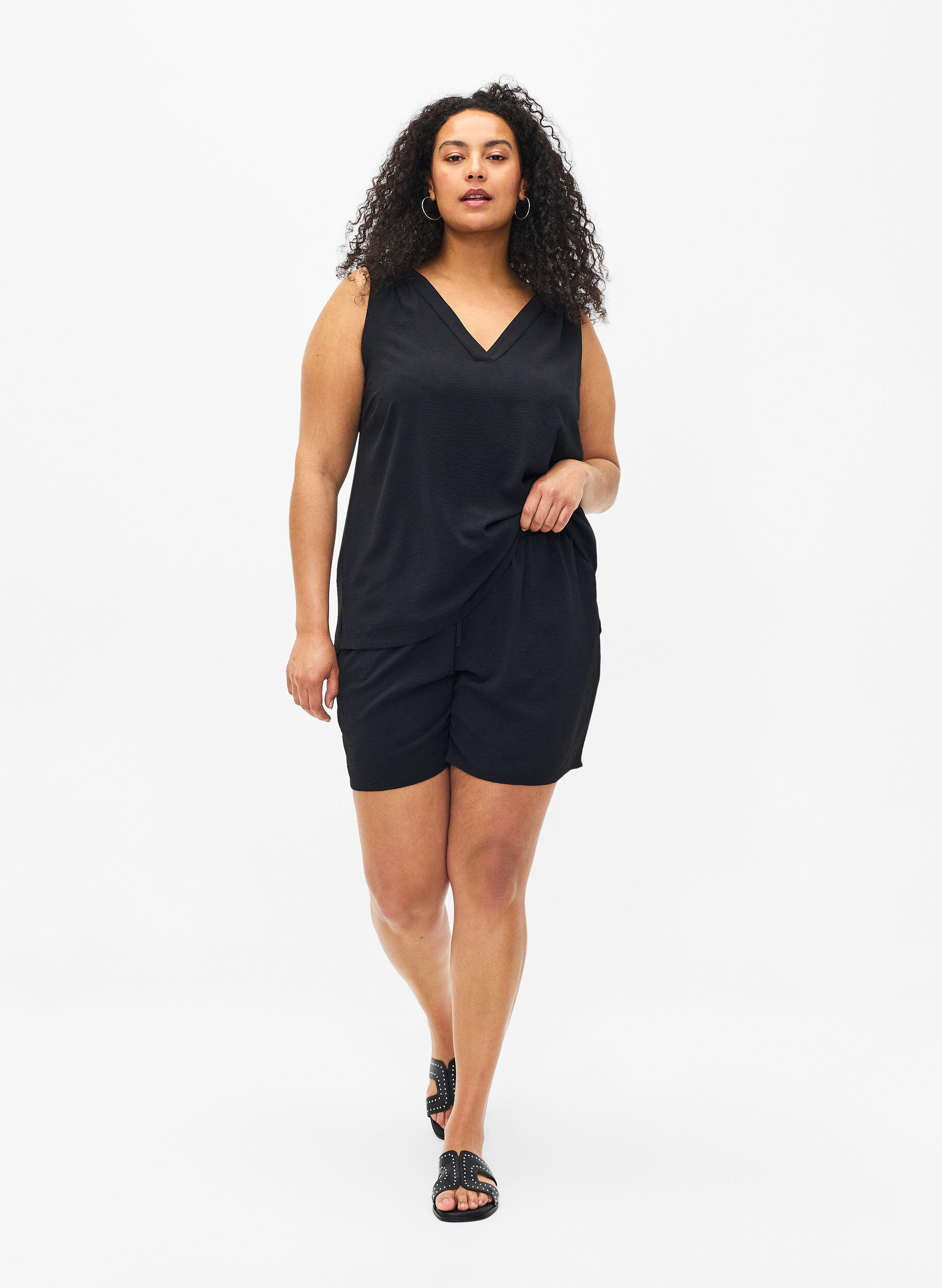 Zizzi &Auml;rmelloses Oberteil mit Faltendetails, Schwarz, Model image number 1