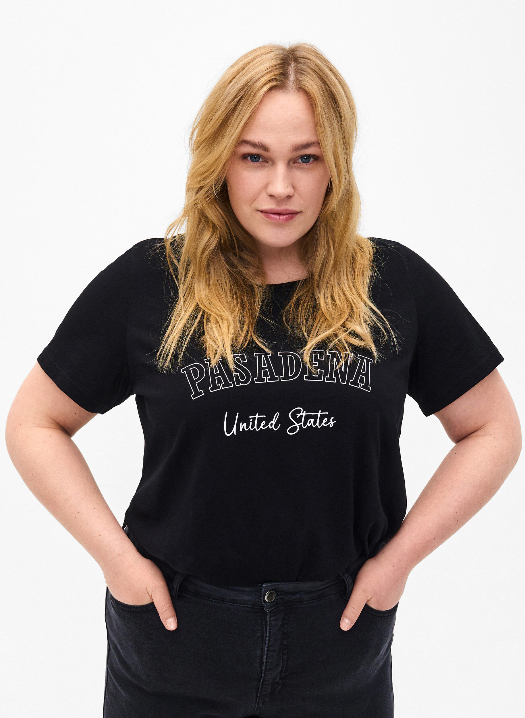 Zizzi T-Shirt aus Baumwolle mit Textaufdruck, Black W. Pasadena, Model image number 0