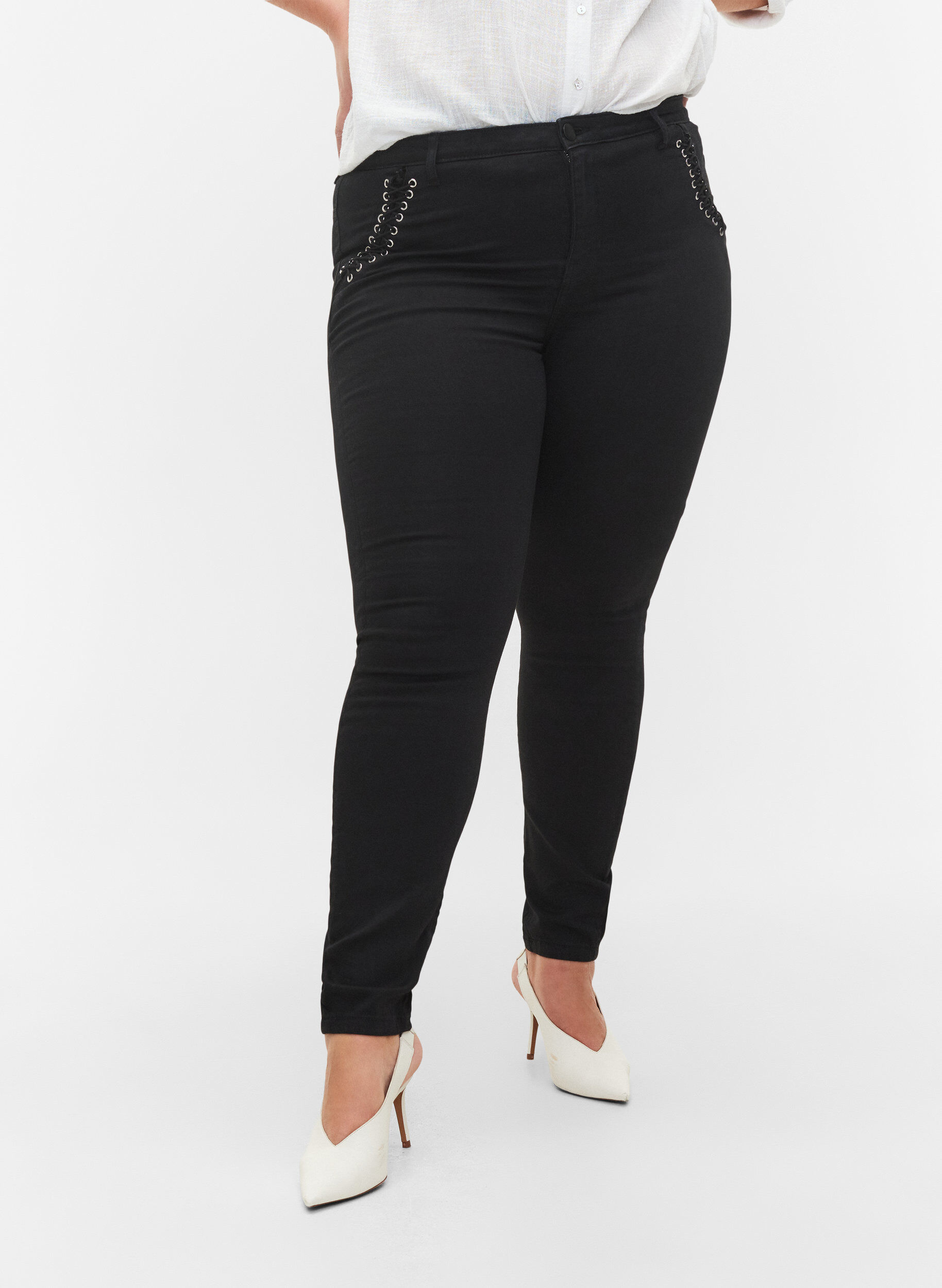 Zizzi  Amy Jeans Super Slim mit Schn&uuml;rdetail, Black, Model image number 2