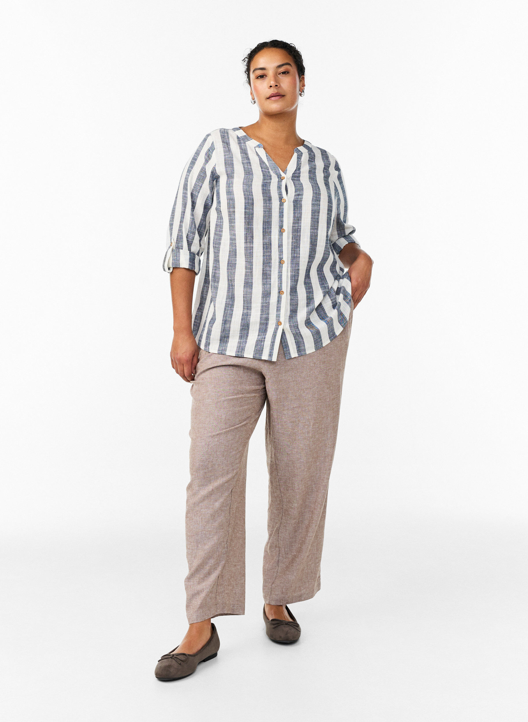 Zizzi Hemdbluse aus Baumwolle mit V-Ausschnitt, Blau, Model image number 1