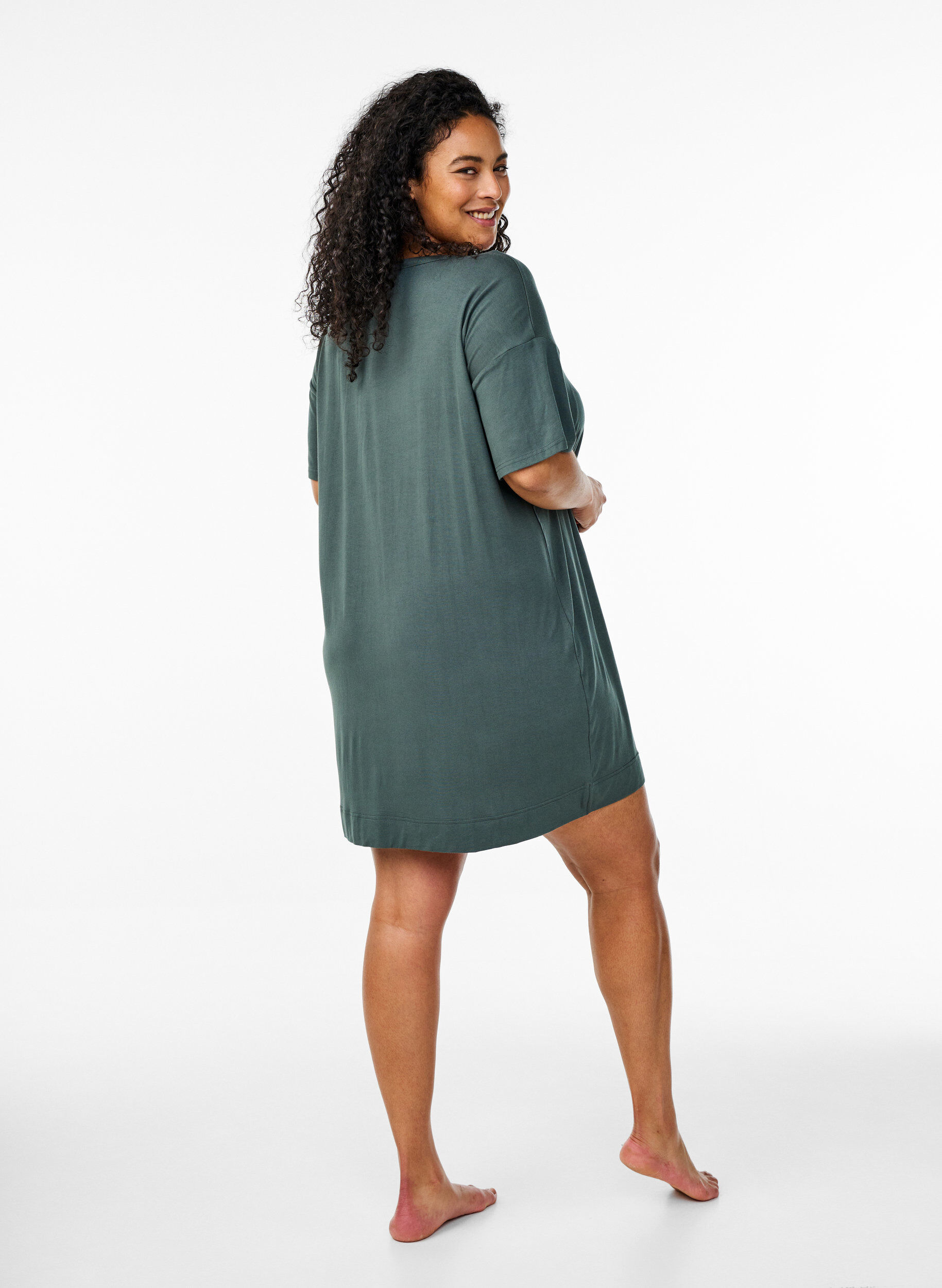 Zizzi Nachthemd aus Viskose mit kurzen &Auml;rmeln, Urban Chic, Model image number 1