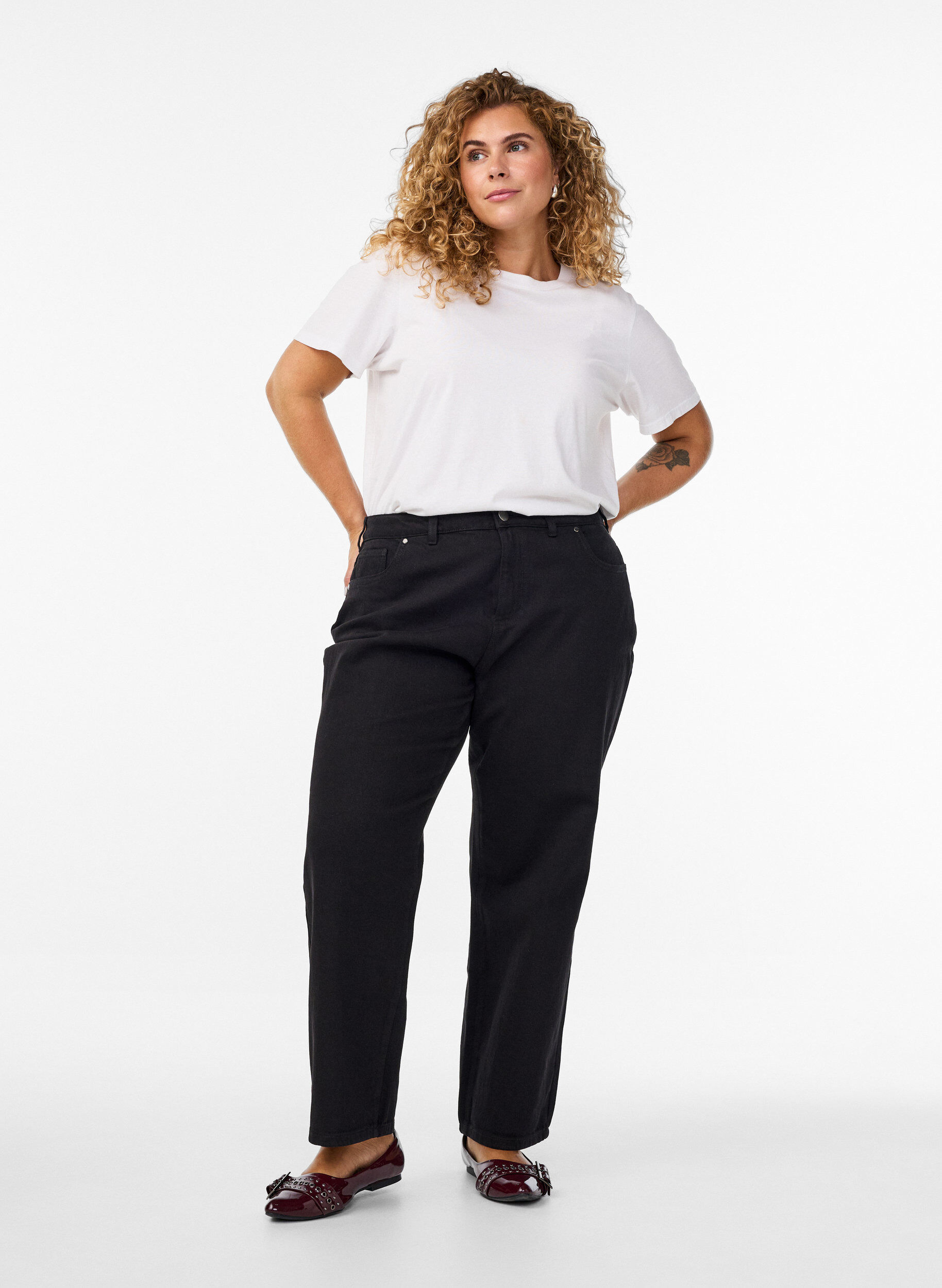 Weite Jeans mit verk&uuml;rzter L&auml;nge, Schwarz, Model