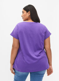 Kurzärmeliges T-Shirt aus einer Baumwollmischung, ULTRA VIOLET, Model