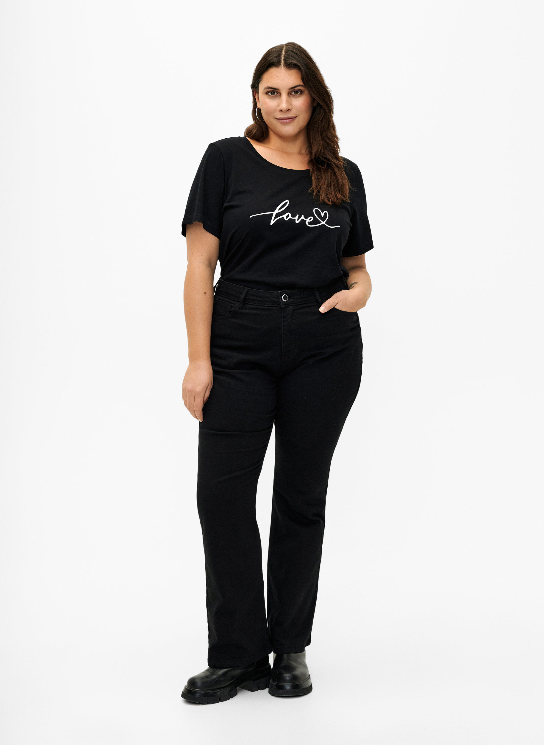 Zizzi T-Shirt aus Baumwolle mit Rundhalsausschnitt und Aufdruck, Black W. Love, Model image number 2