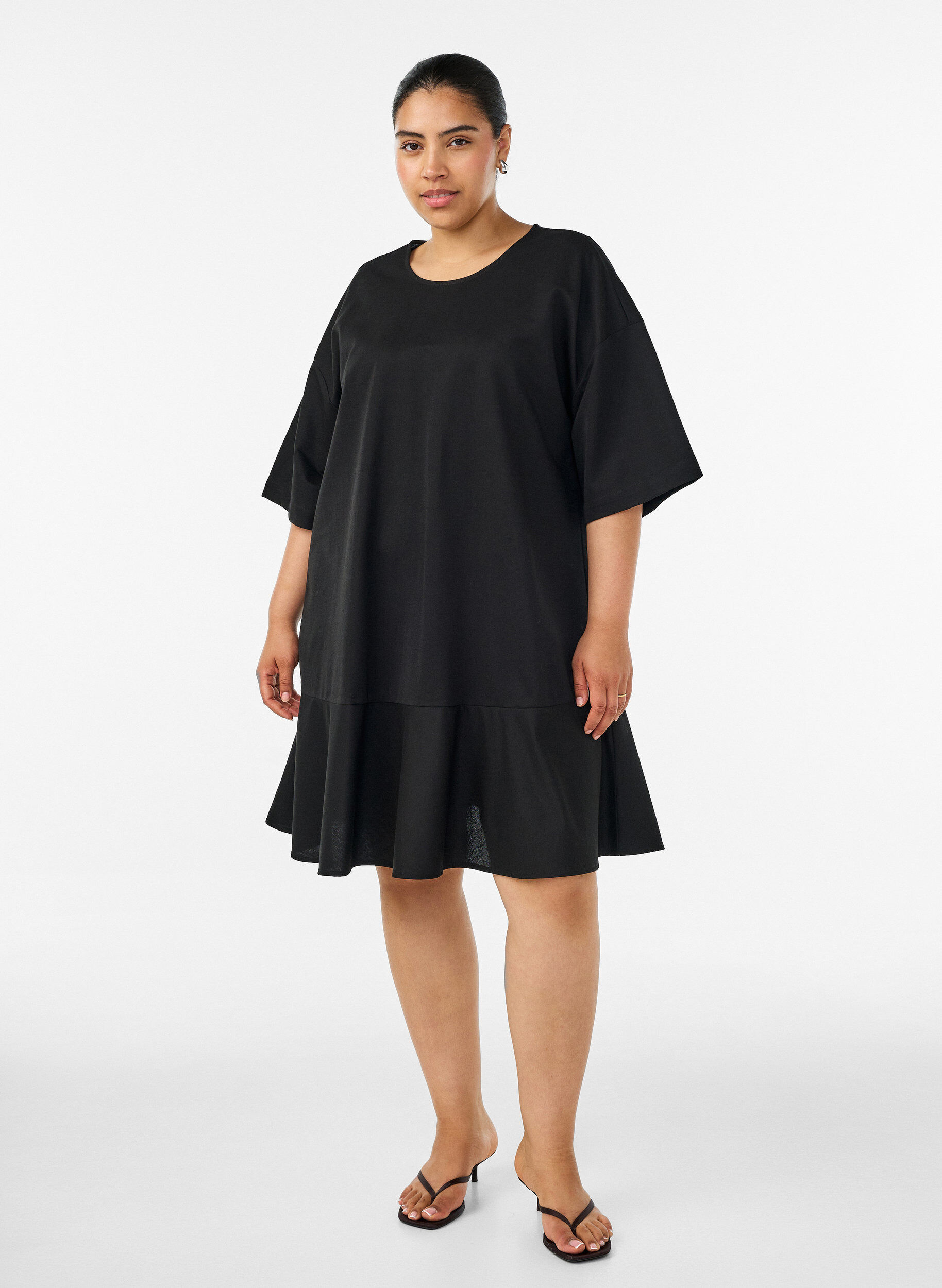 ZizziKurzes Kleid mit lockerer Passform und R&uuml;schensaum, Schwarz, Model image number 1