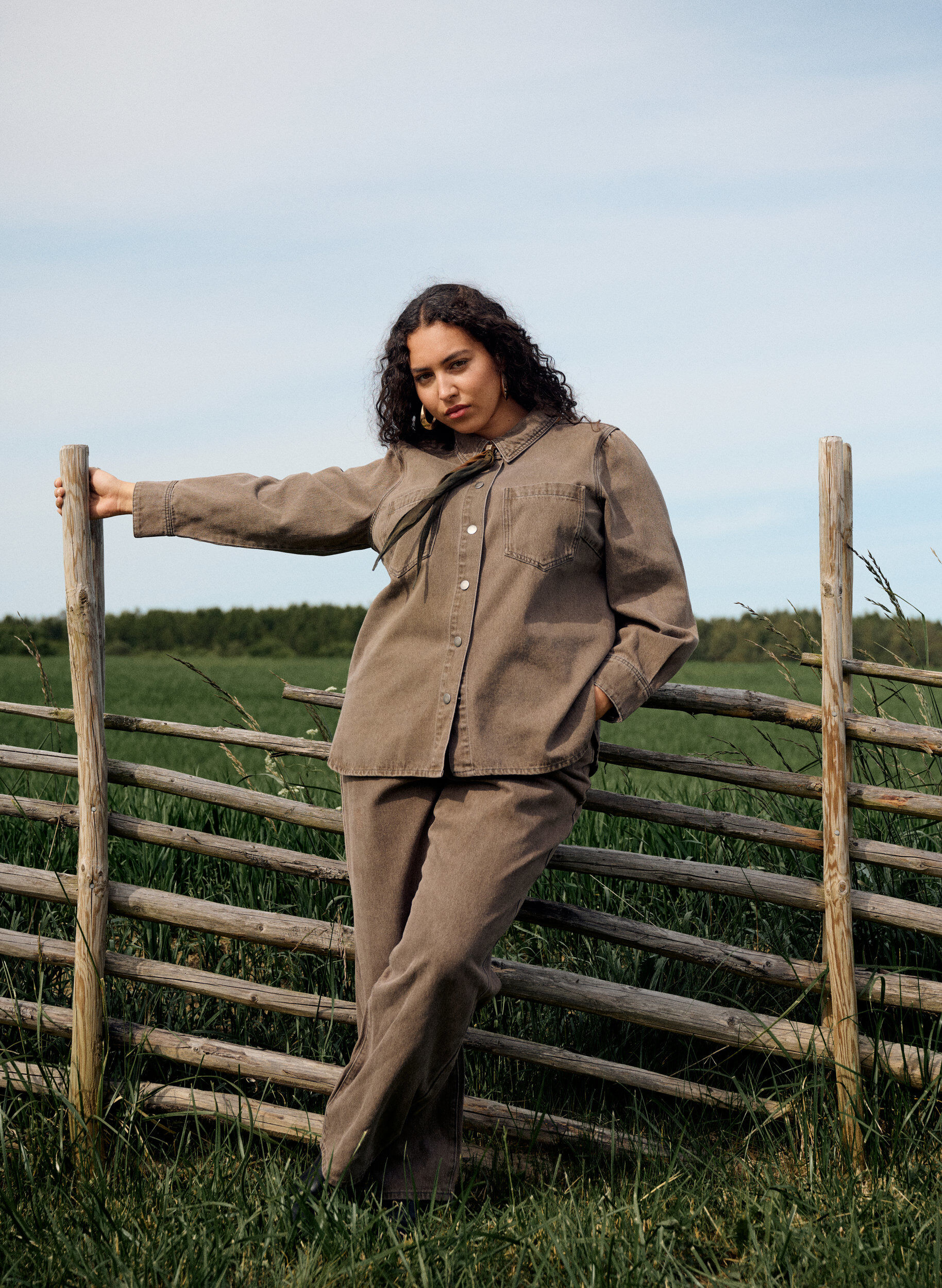 Zizzi Jeans in gerader Passform aus farbigem Denim, Braun, Image image number 0