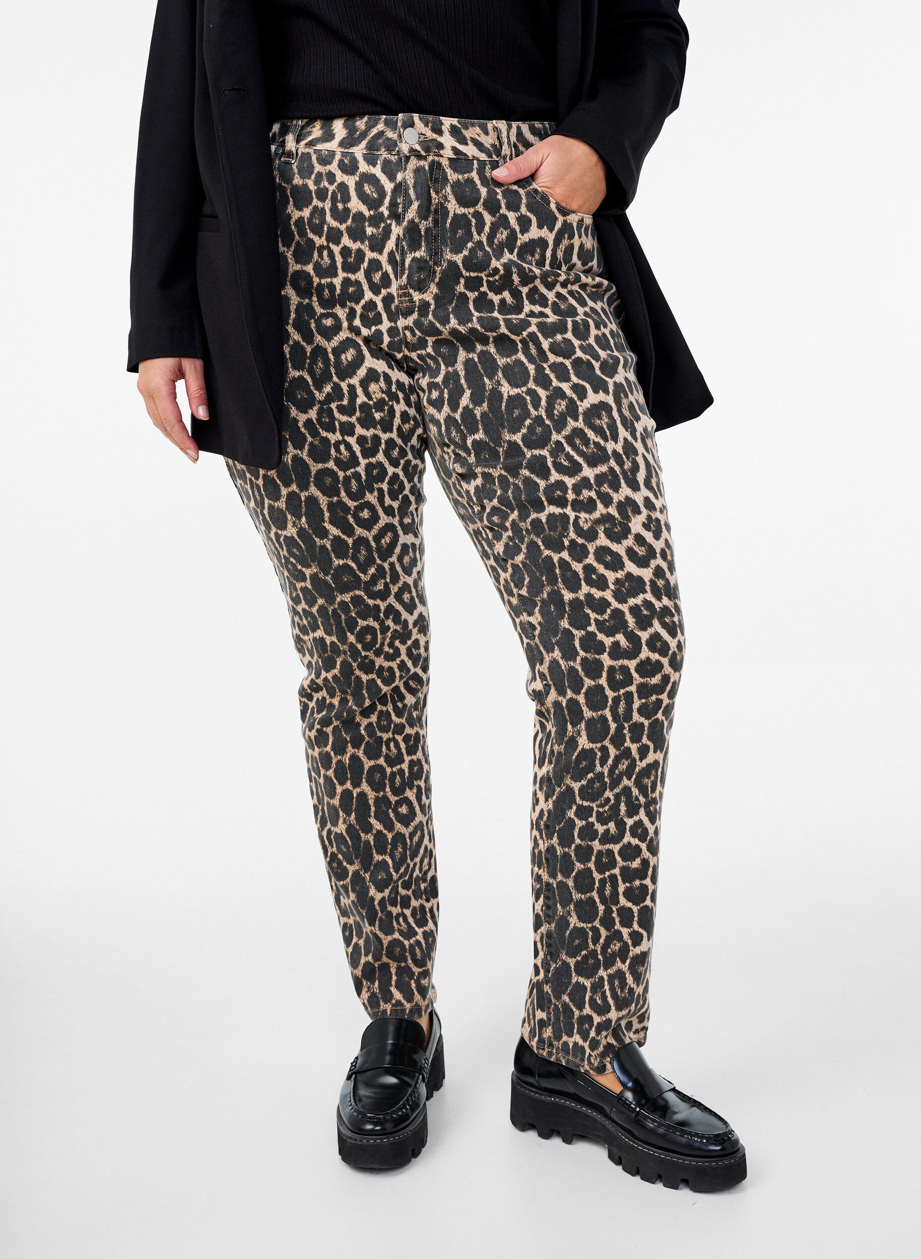 Zizzi Emily Jeans mit Leoparden-Print, Braun, Model image number 2
