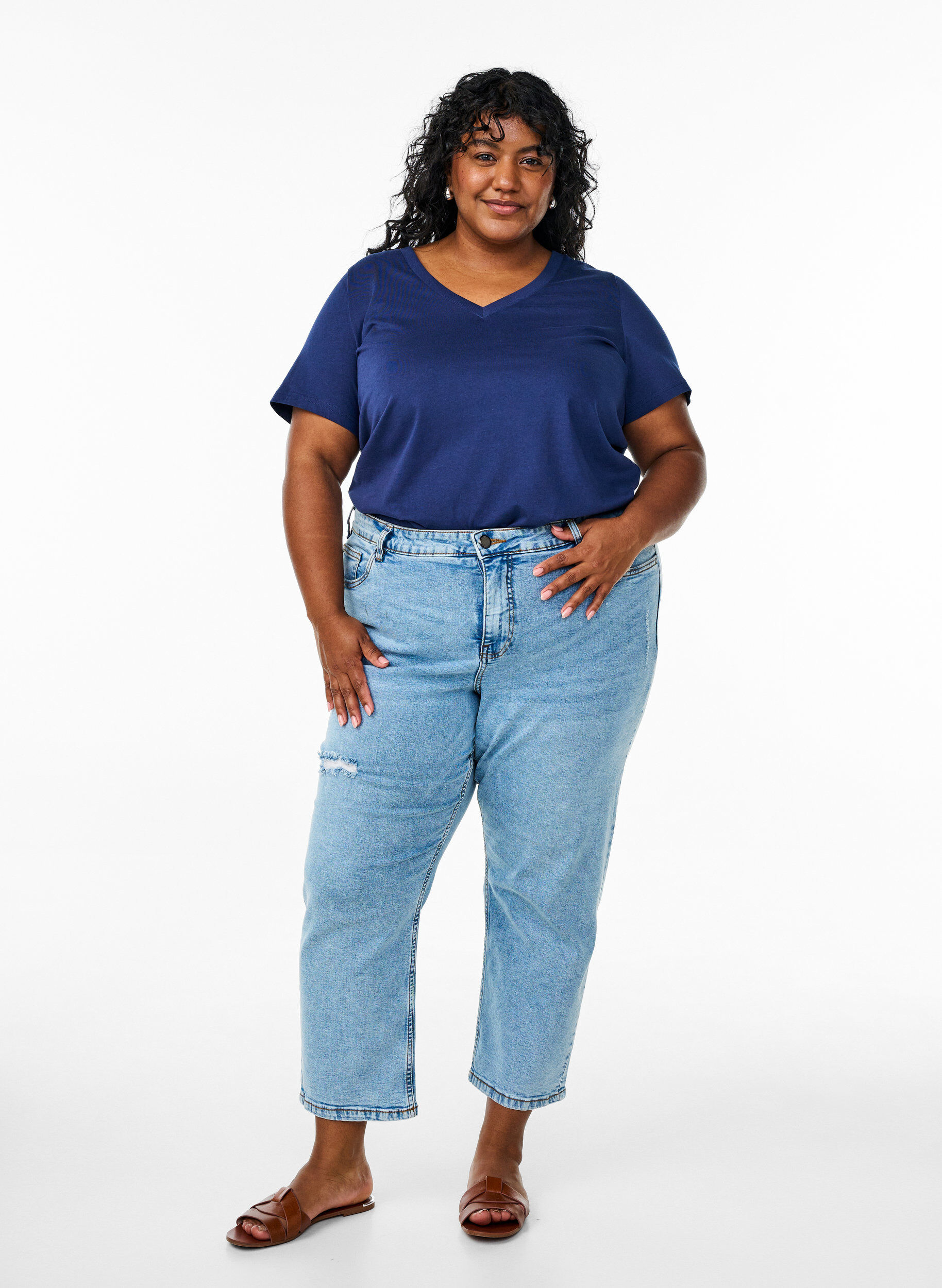 Zizzi Einfaches T-Shirt aus Baumwolle mit V-Ausschnitt., Blau, Model image number 1