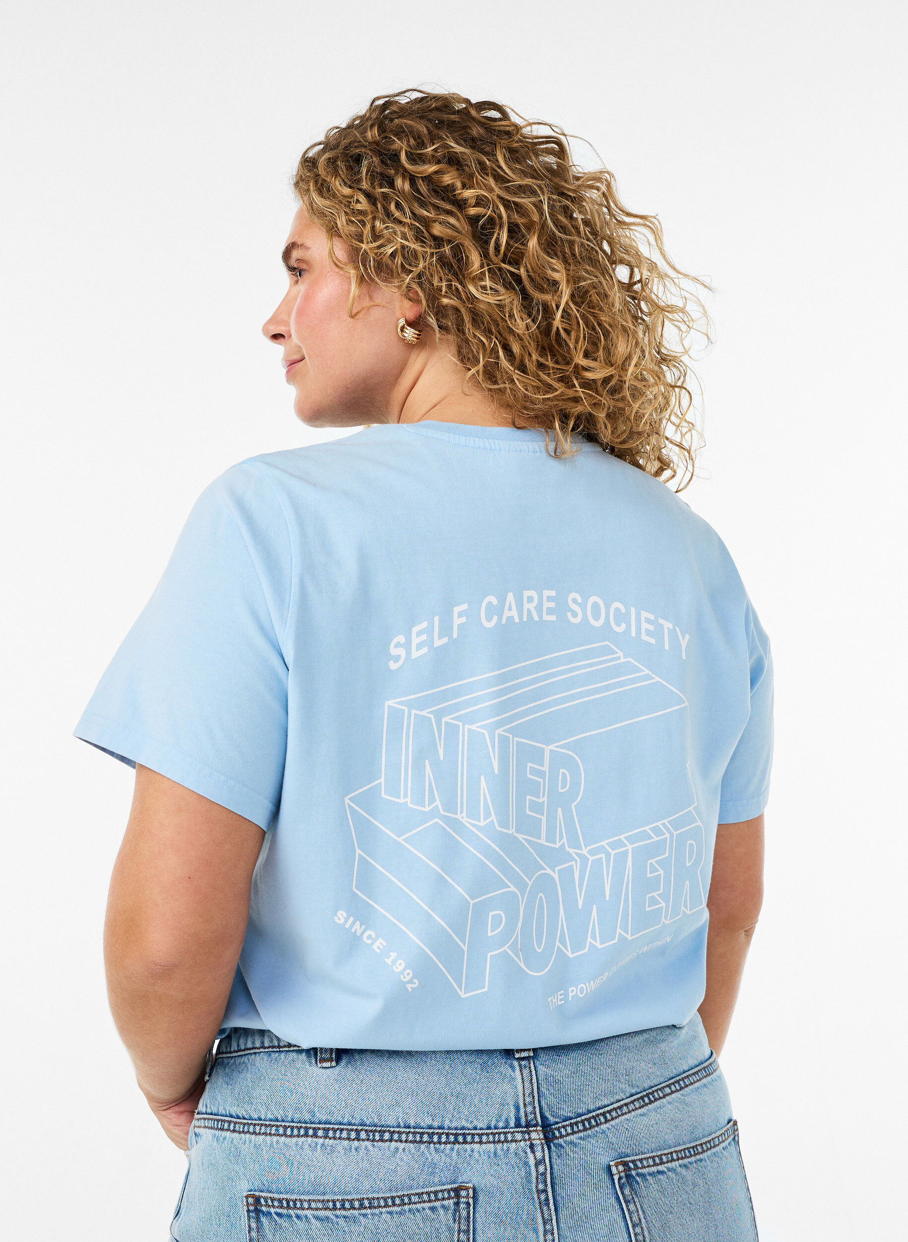 Grafik-T-Shirt aus Bio-Baumwolle, Blau, Model