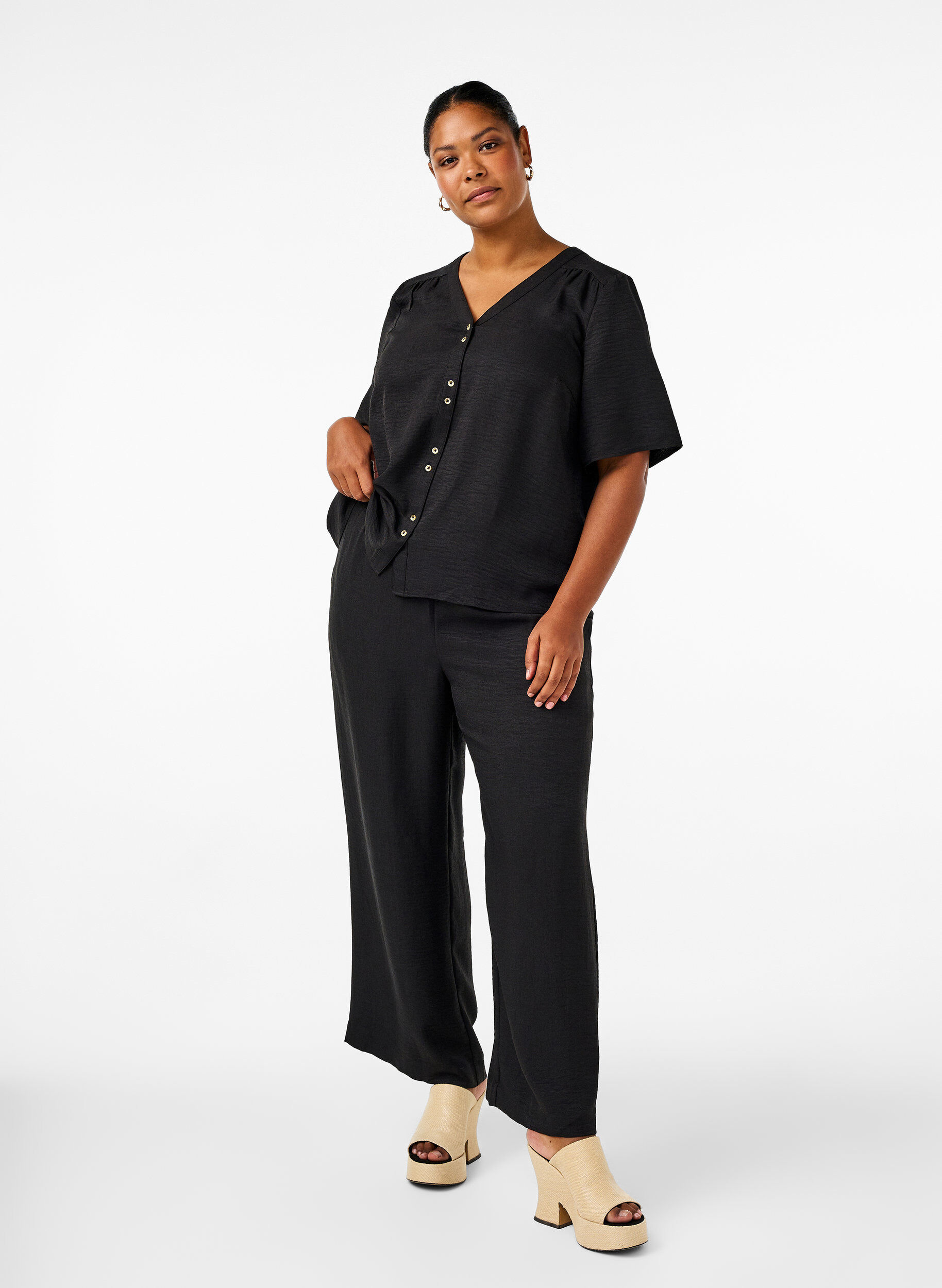 Lockere Hose mit elastischem Bund und Taschen, Schwarz, Model